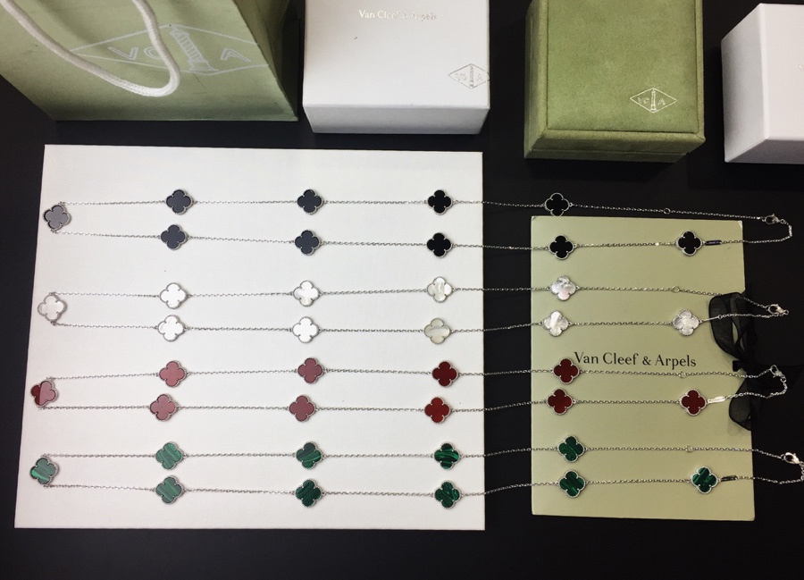 秋冬新款👼VCA四叶草十花宝石毛衣链🍀🍀真实细节呈现💏！樊克雅宝 Vca 四叶草玛瑙，贝壳，孔雀石系列出