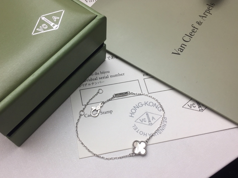 1583338422 3926206324 6