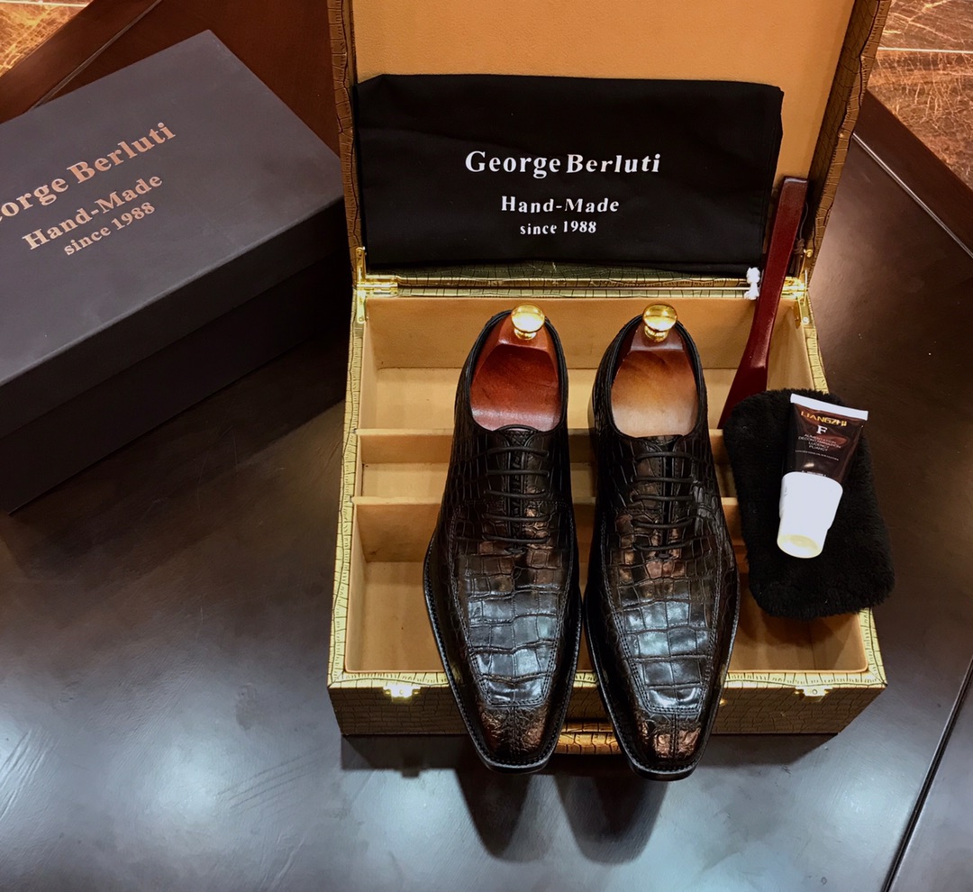 NO:897899,The first batch of [whole pair of crocodile bellies] is launched at the same time in the ruthless goods counters. It originated in the 1988s. [Purely handmade] Luxury shoes for British nobles. Luxurious use of Thai Siamese crocodile bellies. Without splicing the whole crocodile, only one foot can be made. 38/45 with special maintenance oil;,19860909批【整双鳄鱼肚皮】狠货专柜同步新款上市源于1988s【纯手工制作】英国貴族御用奢侈鞋履 奢用泰国暹罗鳄鱼肚皮 不拼接整条鳄鱼只能做一只脚 38/45 配专用保养油；,,Men's shoes