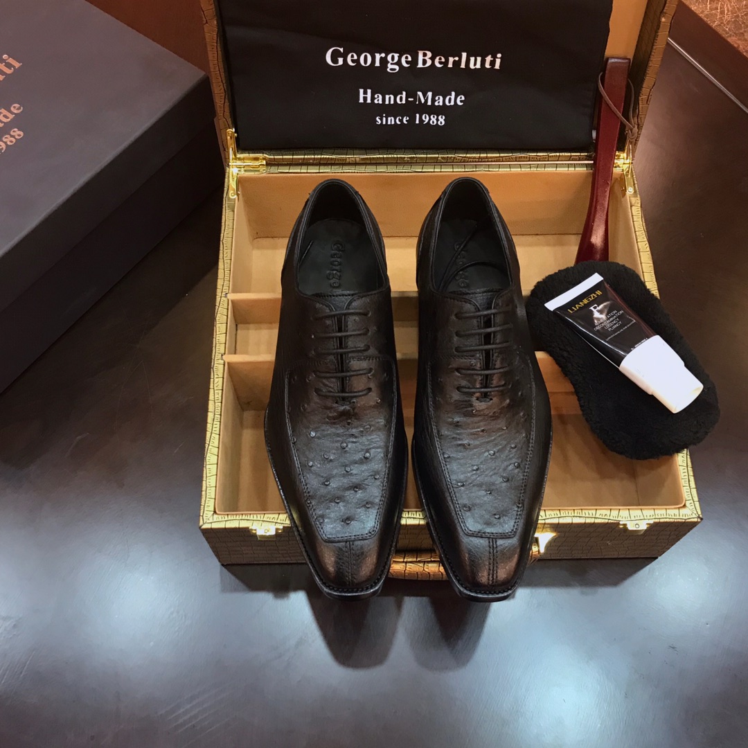 NO:621402,[All in stock, supports returns and exchanges] This year's latest ostrich leather is perfectly made. It feels very comfortable on the feet! This year's latest official website [Imported French cowhide and top-grade ostrich skin] originated from the 1988s [purely handmade] luxury shoes for British nobles. Luxurious Thai Siamese crocodile belly, 38/45 with special maintenance oil; official website public price 90,000,,cowhide,ostrich skin19860909【全现货 支持退换】批今年最新鸵鸟皮完美打造.脚感非常舒适！今年官网最新【进口法国牛皮拼顶级鸵鸟皮】源于1988s【纯手工制作】英国貴族御用奢侈鞋履 奢用泰国暹罗鳄鱼肚,38/45 配专用保养油；官网公售价格9万刀,,cowhide,ostrich skin,Men's shoes