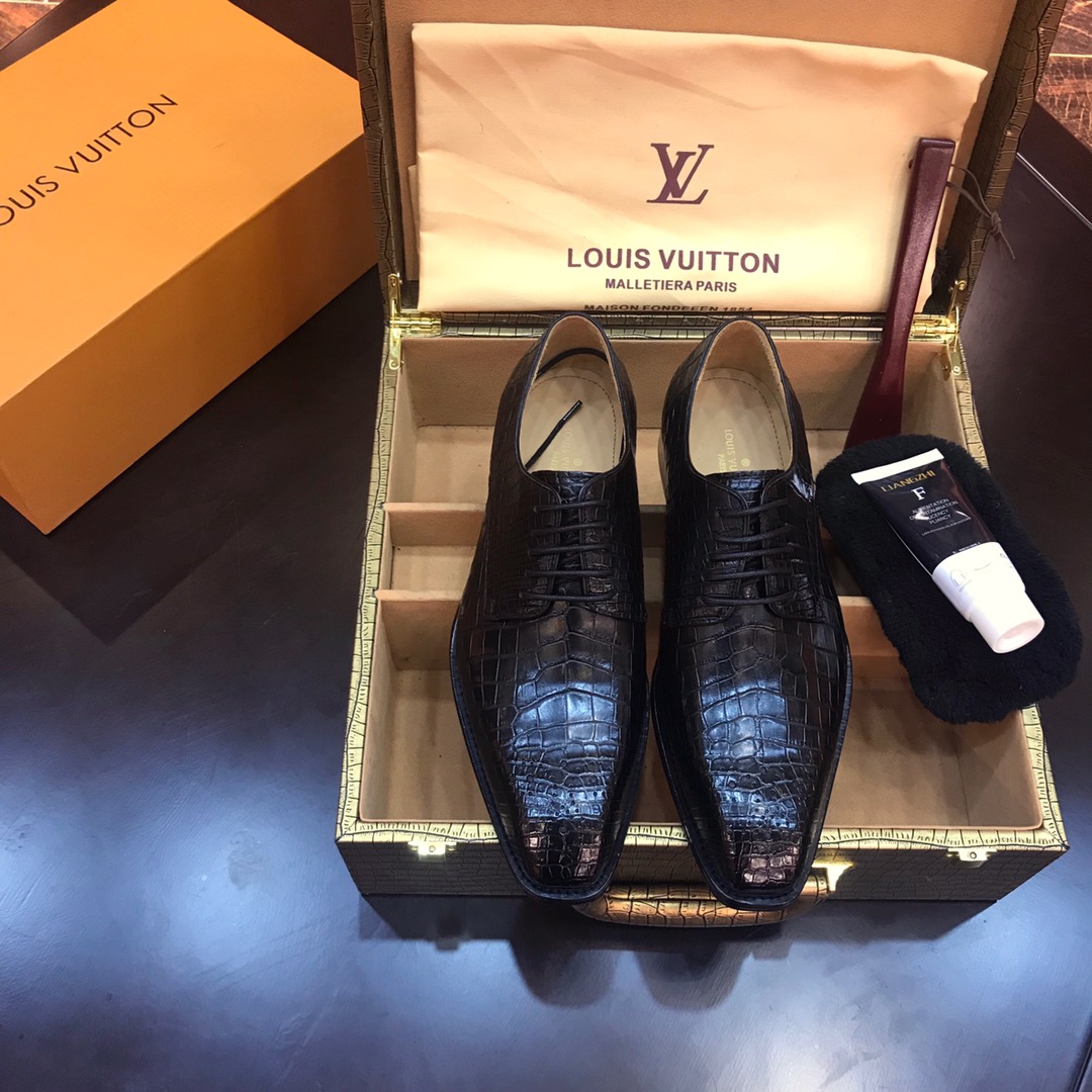 NO:897897,2400 [Support for cashback] Top quality craftsman level. Regular price at the counter XXX. Purely hand-painted. Italian leather sole [Thailand Siamese crocodile belly] whole leather. Italian professional panel masters use Goodyear handwork. Each crocodile can only make one shoe. Top luxury collection commemorative edition. Complete set of gold and wood gift box packaging with pictures and special maintenance oil; 38/45;198609092400【支持退现】顶级精品 匠师级別.专柜正价XXX 纯手工上色 意大利皮底【泰国暹罗鳄鱼肚皮】整张皮 意大利专业板师釆用固特异手工,每条鳄鱼只能做一只鞋子,顶级奢侈珍藏纪念版 配图片整套金木礼盒包装及专用保养油；38/45；,,Men's shoes