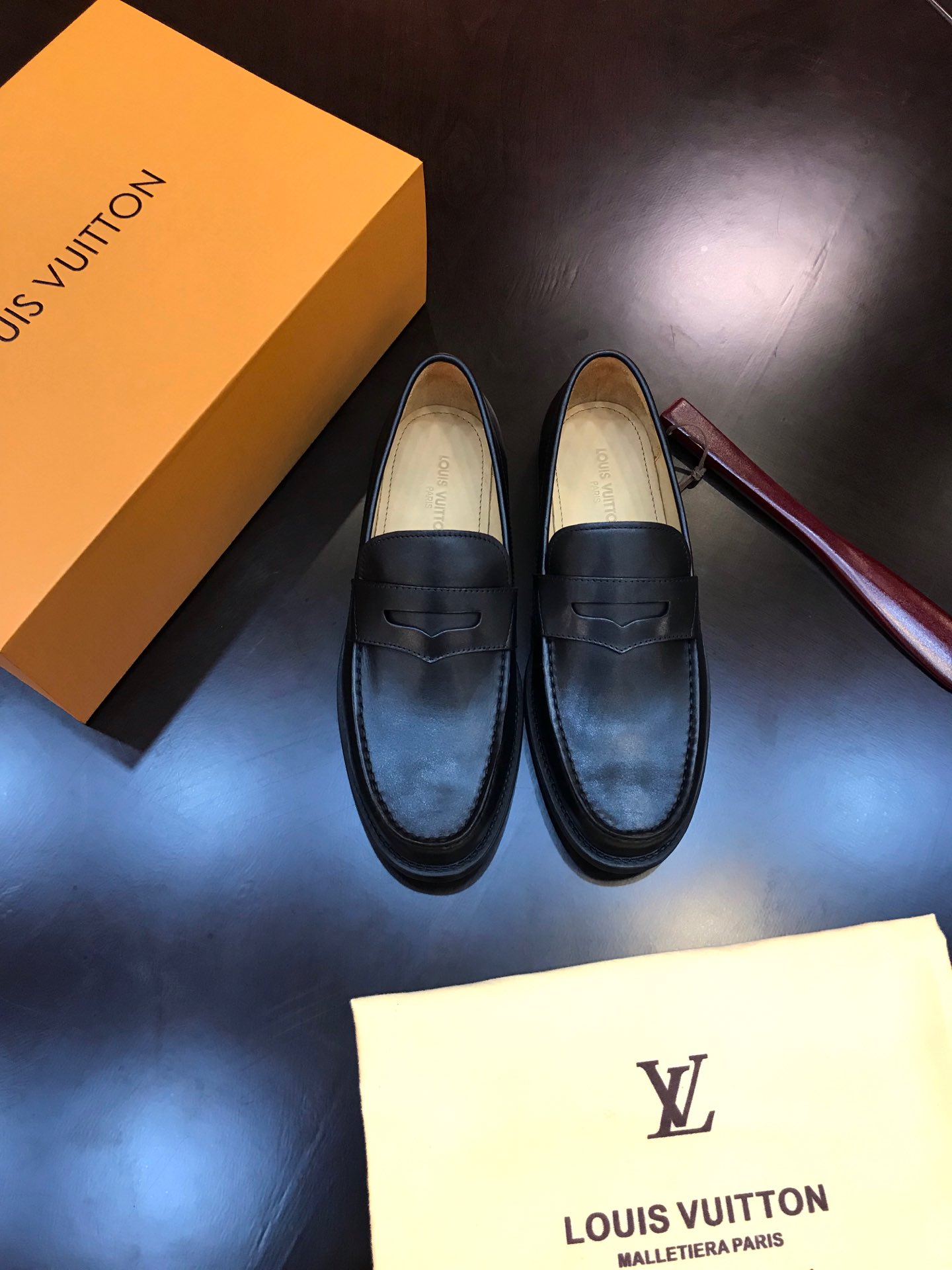 NO:356169,This year's latest New [Original Premium] All-Spot Top-quality imported original bottom, fierce goods are coming [Rose][Rose] Different from market goods, fully imported German oxen inside, perfect and smooth stitching, uniform and coherent, fine craftsmanship, simple and easy to wear, soft enough to be comfortable, Standard code 38/45;,19860909今年最新New【原单精品】全现货 顶级精品进口原版大底,狠货来袭 [玫瑰][玫瑰] 不同于市场货 内里用全进口徳国胎牛 完美顺畅的车缝线 均匀连贯 工艺精细 套脚的设计简单易穿 柔软程度足以舒适 标准码 38/45；,,Men's shoes