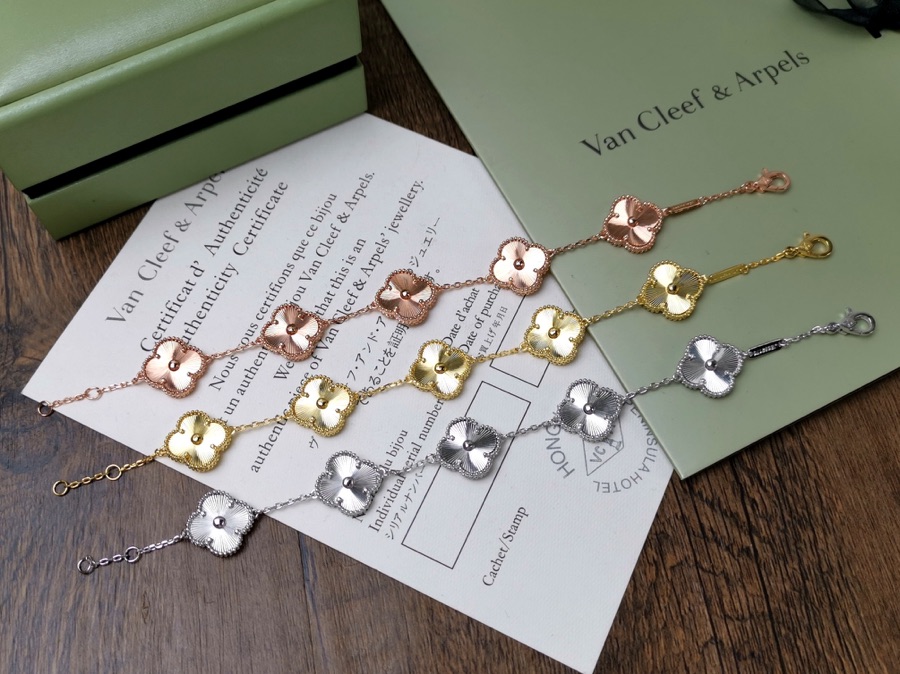 💰238🍀VCA Vintage Alhambra 新款镭射四叶草多折射面五花手链👄五花幸运全金玑镂雕花🌹电镀18K金 做工复杂 精工细节 原版打造😍设计独特教人一见倾心💰