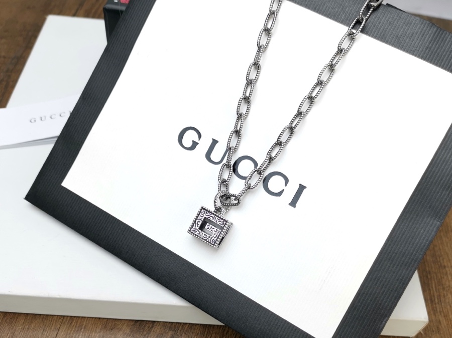 Gucci古驰[色][色]原版手工织纹链条方形G字母项链G字母造型吊坠点缀精美的阿拉伯刻花图案[嘴唇]镂