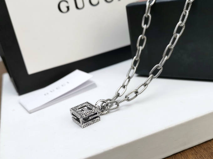 Gucci古驰[色][色]原版手工织纹链条方形G字母项链G字母造型吊坠点缀精美的阿拉伯刻花图案[嘴唇]镂
