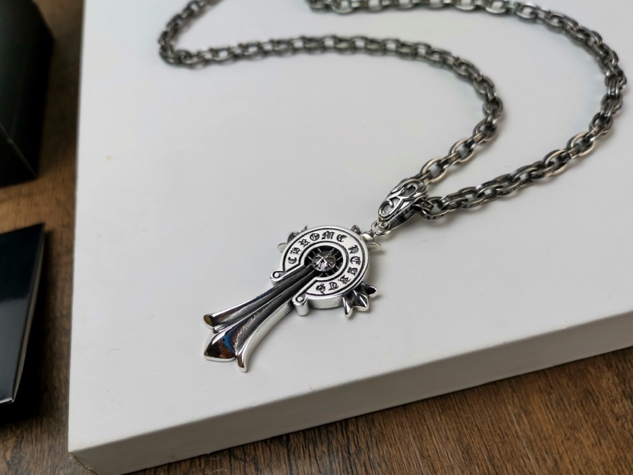 💰320⚜Chrome He@rts 克罗心豪华徽章十字架项链💯～手工哥特文字链条+标志徽章十字架吊坠设计 工艺细腻👉🏻正品开模[玫瑰]质感厚重  欧美热卖🎁链长70cm ，男女均可佩戴[得意]💰