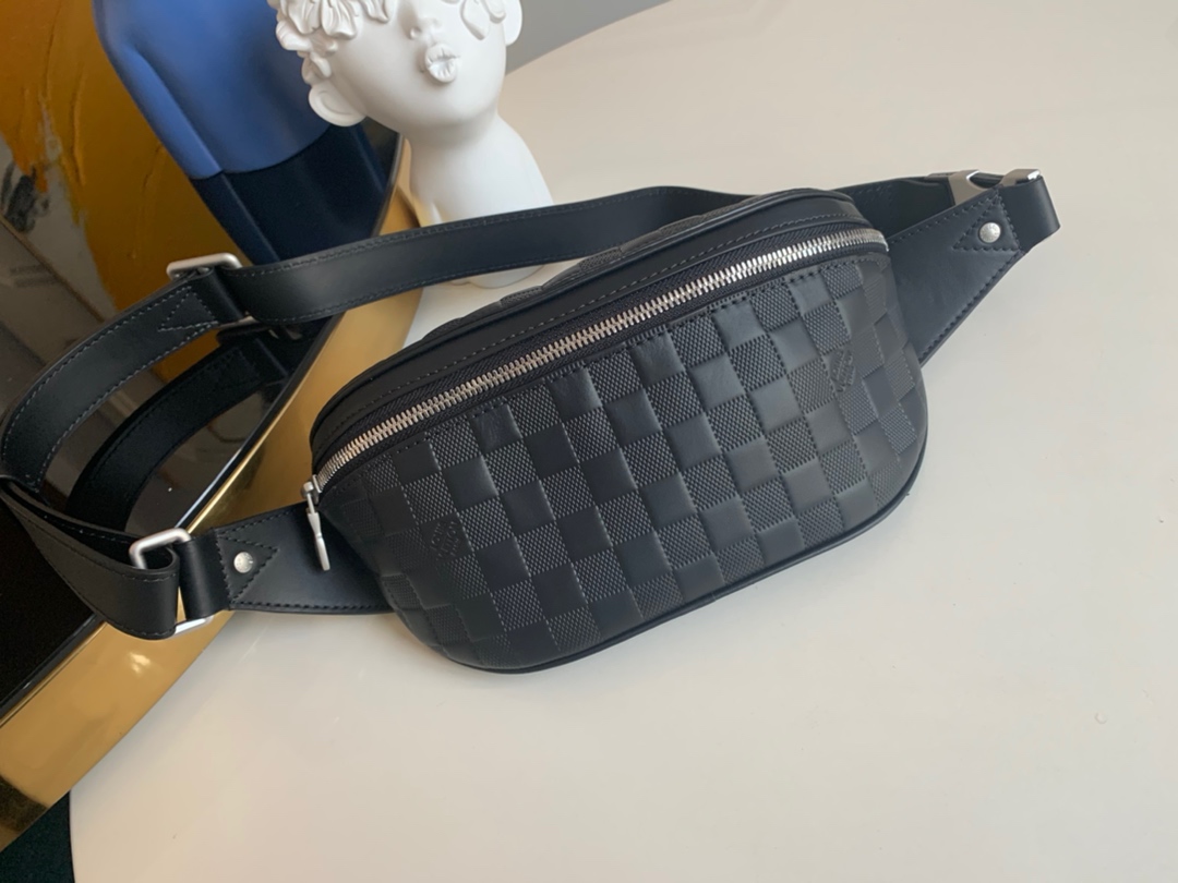 NO:395452,[Exclusive real photo N40298] This Campus waist bag is made of Damier Infini checkerboard leather to fit the body, and can be easily tied to the waist or shoulders. The outer patch pockets enable the convenient access and placement required for small wallets or passports. Size 26.0 x 13.0 x 7.0 cm.680, LV [original leather], louis vuitton19860909【独家实拍N40298】本款 Campus 腰包以 Damier Infini 棋盘格纹皮革塑造贴合身体的精巧设计,可轻松系于腰间或肩背.外贴袋实现小号钱夹或护照等随行所需的便捷取放.尺寸26.0 x 13.0 x 7.0 cm .680,LV【原厂皮】,louis vuitton,Bag