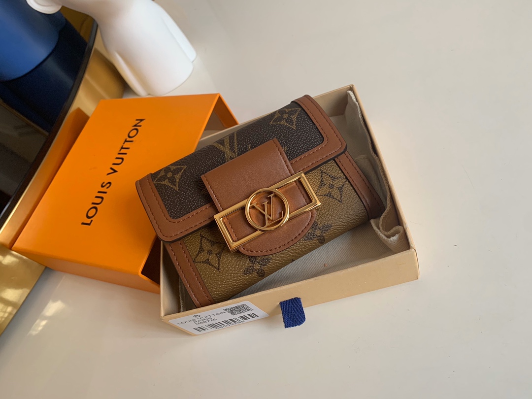 NO:395461,【Exclusive real photo M68725】Dauphine short wallet M68725 quotes the design of the classic Dauphin handbag, using Monogram canvas and Monogram Reverse canvas, size 12.0 x 9.5 x 3.5 cm.,LV【Original leather】,louis vuitton,versace19860909【独家实拍M68725】Dauphine 短款钱夹M68725援引经典 Dauphine 手袋的设计,取材 Monogram 帆布与 Monogram Reverse 帆布,尺寸12.0 x 9.5 x 3.5 cm .,LV【原厂皮】,louis vuitton,versace,Bag