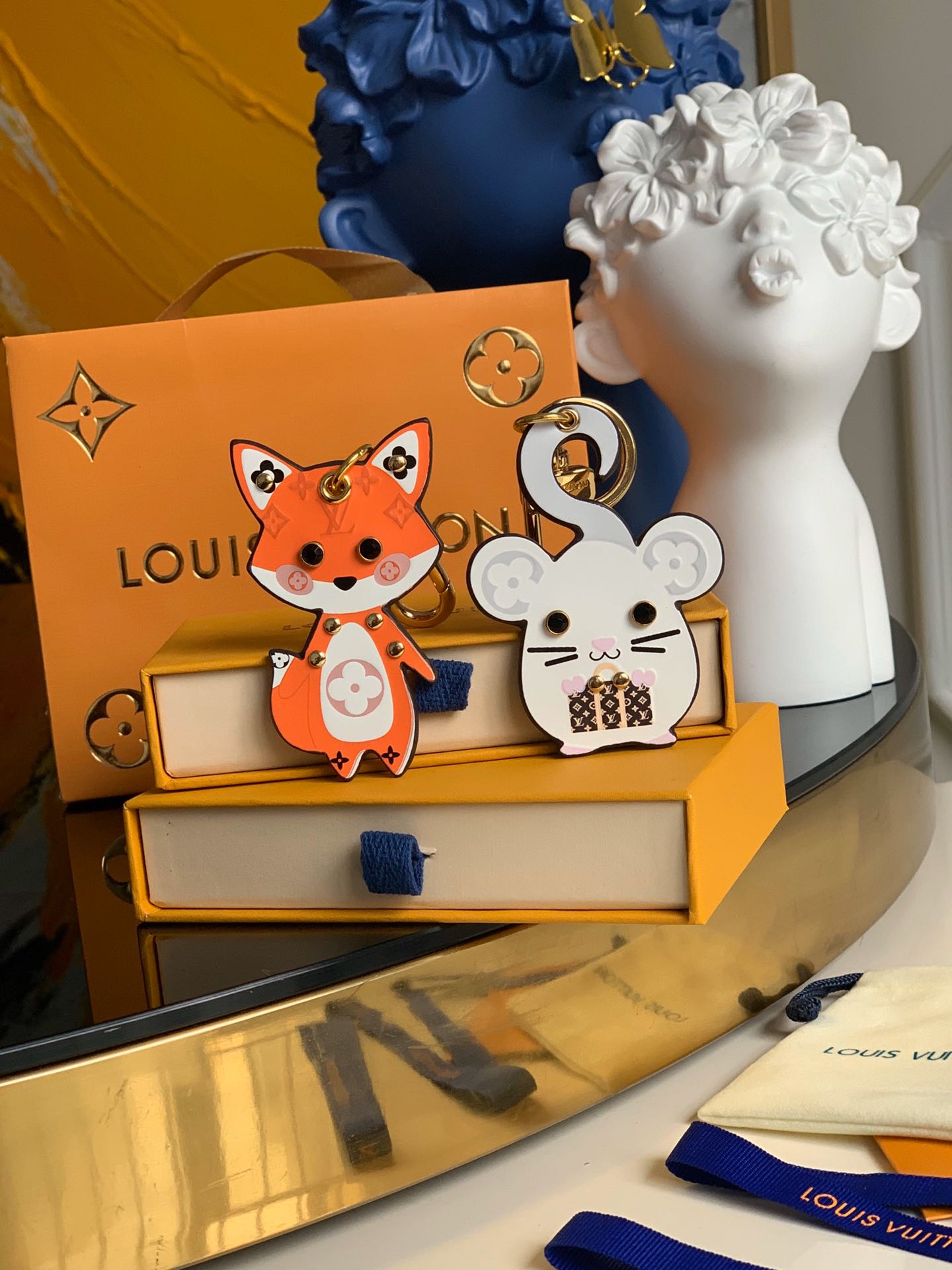 NO:395464,【Exclusive real shot M69014 M69015】Rat celebrates the arrival of the Lunar New Year [Love] Leather-shaped cartoon fox, mouse keychain, cute, hurry up and buy one of your bags.,LV [original leather],louis vuitton,keychain19860909【独家实拍M69014 M69015】Rat庆贺农历新年的到来[爱心]皮革塑造卡通狐狸 老鼠钥匙扣 萌萌哒 赶紧给你的包入手一个吧 .,LV【原厂皮】,louis vuitton,keychain,Bag