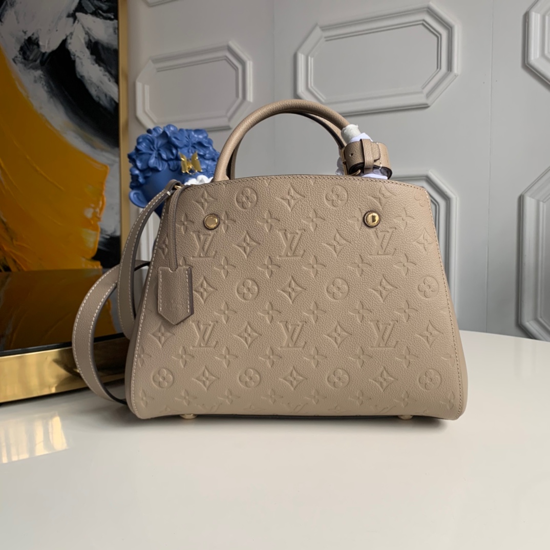 NO:397007,【Exclusive real photo of M41048 new light coffee】M44931 Montaigne The mid-sized handbag is ideal for the vibrant business ladies. The three-dimensional shape and exquisite interior design make the handbag hold all daily necessities, while the Monogram Empreinte leather adds a sense of elegance to it...,LV [original leather],louis vuitton19860909【独家实拍M41048新浅咖】M44931 Montaigne 蒙田中号手袋是活力四射的商务女士的理想之选. 富有立体感的造型与精巧的内部设计令该手袋可装纳所有日常必备用品,而 Monogram Empreinte 皮革则为其平添一份雅致之感..,LV【原厂皮】,louis vuitton,Bag
