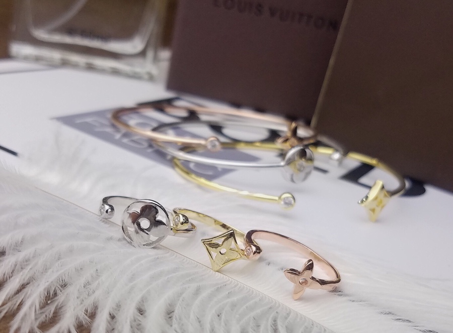 手镯p138 戒指p100 
玫瑰]Louis Vuitton 路易威登Idylle Blossom系列手镯戒指套装👉🏻LV专柜三件套～3支精致的花朵既可共同盛开，亦可孤芳自赏✨高端亚金电镀18k玫瑰金/黄金/白金，随意搭配服饰，怎么戴怎么好看✨