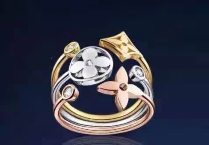 手镯p138 戒指p100 
玫瑰]Louis Vuitton 路易威登Idylle Blossom系列手镯戒指套装👉🏻LV专柜三件套～3支精致的花朵既可共同盛开，亦可孤芳自赏✨高端亚金电镀18k玫瑰金/黄金/白金，随意搭配服饰，怎么戴怎么好看✨