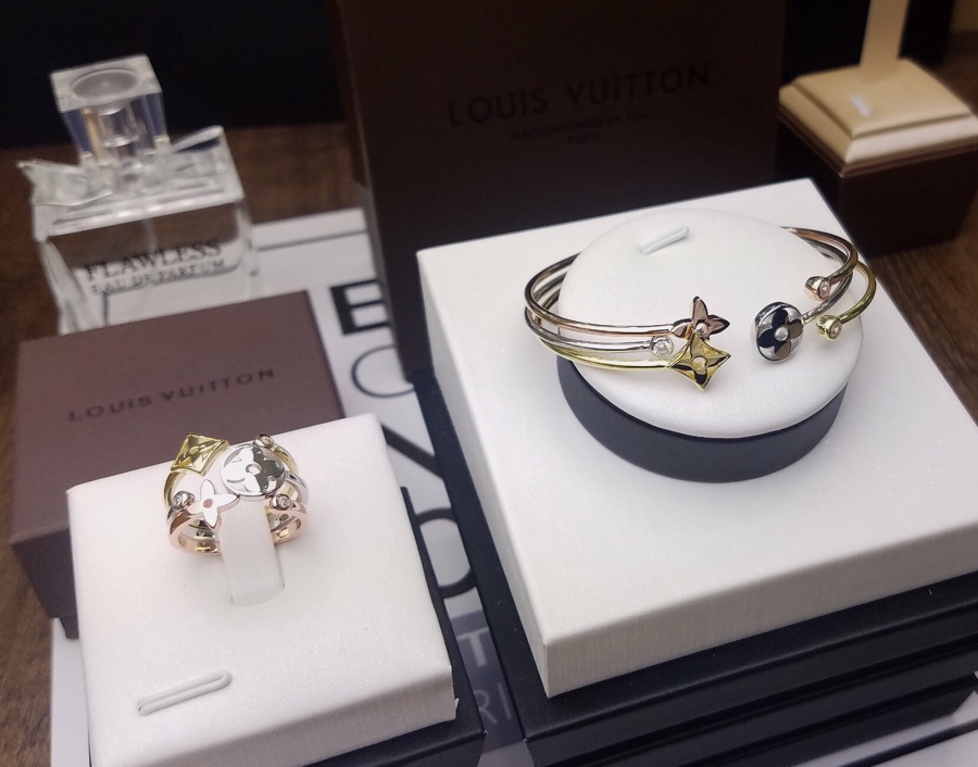 手镯p138 戒指p100 
玫瑰]Louis Vuitton 路易威登Idylle Blossom系列手镯戒指套装👉🏻LV专柜三件套～3支精致的花朵既可共同盛开，亦可孤芳自赏✨高端亚金电镀18k玫瑰金/黄金/白金，随意搭配服饰，怎么戴怎么好看✨