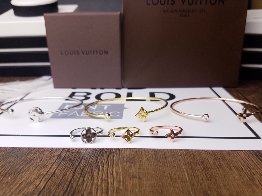 手镯p138 戒指p100 
玫瑰]Louis Vuitton 路易威登Idylle Blossom系列手镯戒指套装👉🏻LV专柜三件套～3支精致的花朵既可共同盛开，亦可孤芳自赏✨高端亚金电镀18k玫瑰金/黄金/白金，随意搭配服饰，怎么戴怎么好看✨