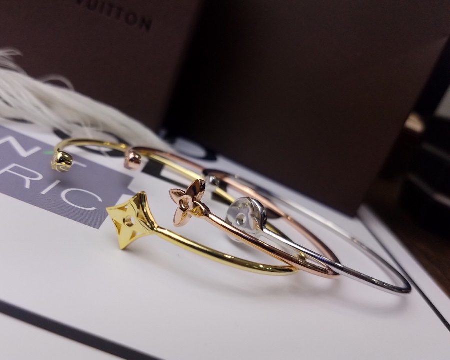 手镯p138 戒指p100 
玫瑰]Louis Vuitton 路易威登Idylle Blossom系列手镯戒指套装👉🏻LV专柜三件套～3支精致的花朵既可共同盛开，亦可孤芳自赏✨高端亚金电镀18k玫瑰金/黄金/白金，随意搭配服饰，怎么戴怎么好看✨