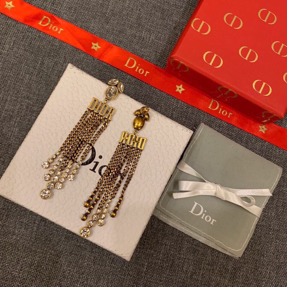 Dior 迪奥 专柜手链耳钉Dior 今年流行在色调柔和的珍珠上融合手工雕刻的复古金属营造一种神秘的文艺