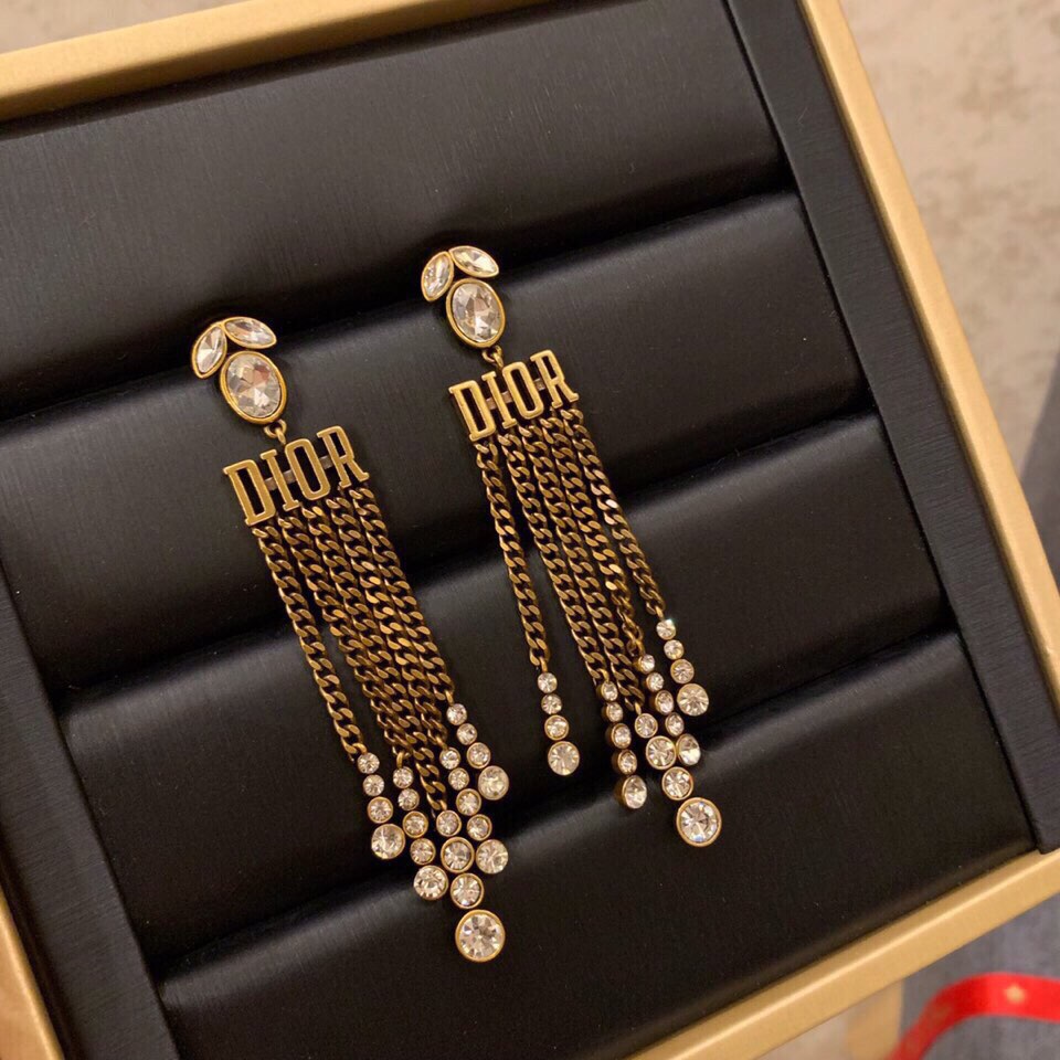 Dior 迪奥 专柜手链耳钉Dior 今年流行在色调柔和的珍珠上融合手工雕刻的复古金属营造一种神秘的文艺