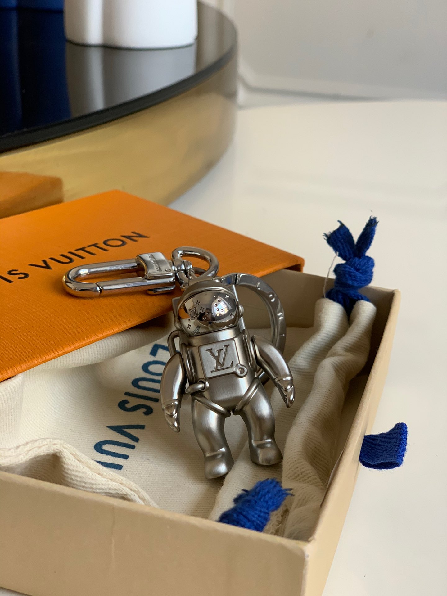 NO:395453,New space astronaut keychain buckle, excellent texture, LV [original leather], louis vuitton, keychain19860909新款太空宇航员 钥匙扣包扣 质感超赞,LV【原厂皮】,louis vuitton,keychain,Bag