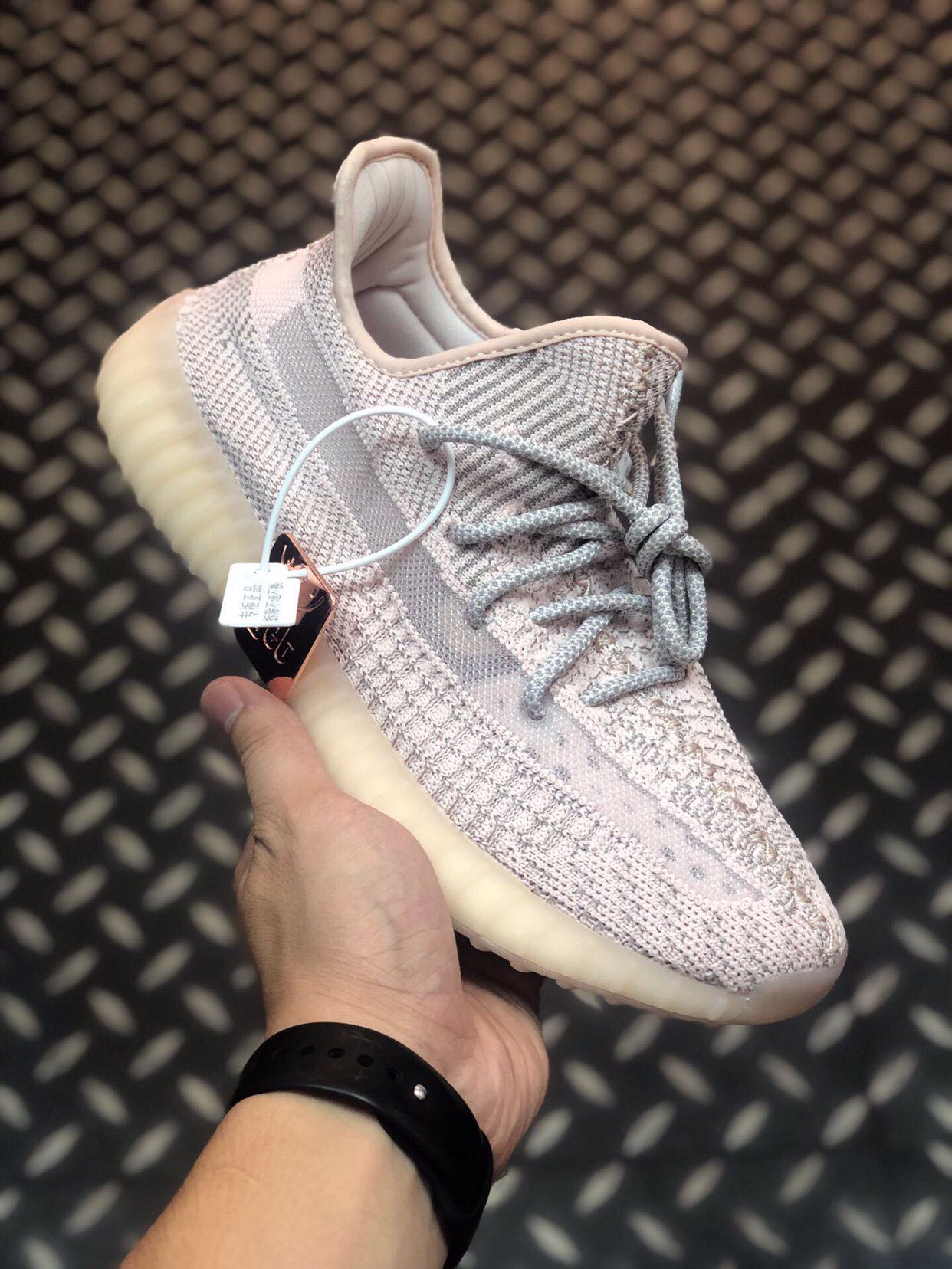 NO:620538,High version [G3 version pure original terminal supply] Correct version ADIDAS YEEZY BOOST 350V2 New color (light pink) Gypsophila 3M reflective Sparkling bright Low-top smart shape plus versatile fashion temperament, combined with an overall effect of personality and unique style 36 36.5 37 38 38.5 39 40 40.5 41 42 42.5  43 44 45 46,,adidas19860909高版本【G3版纯原终端供应】正确版本 ADIDAS YEEZY BOOST 350V2 新颜色（淡粉）满天星 3M反光 闪闪的亮亮的 低帮的灵巧造型加上百搭的时尚气质,搭配出个性又格调独特的整体效果 36 36.5 37 38 38.5 39 40 40.5 41 42 42.5 43 44 45 46,,adidas,Men's shoes