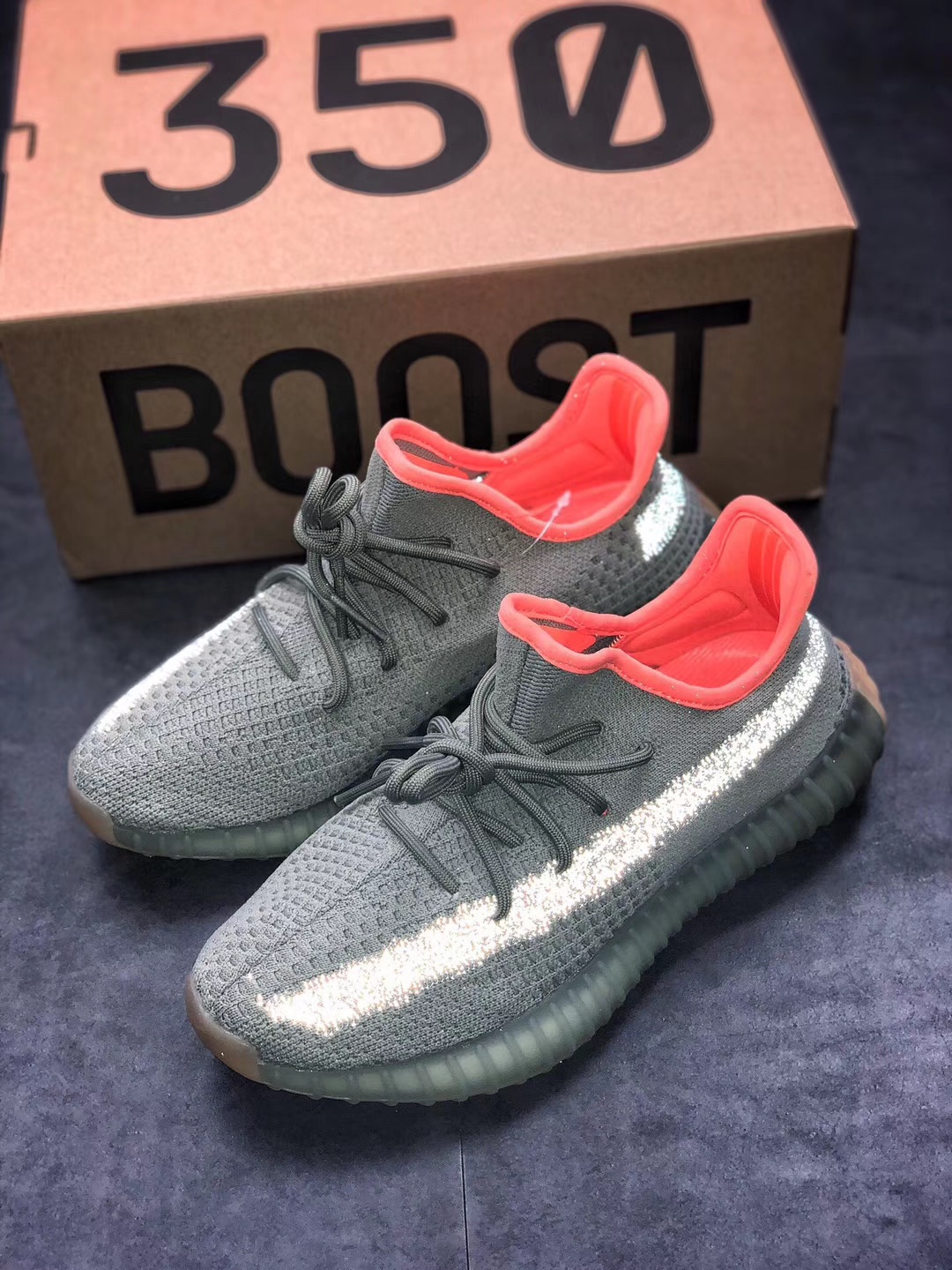 💰 180    140
adidas Yeezy Boost 350 V2沙漠鼠尾草 “沙漠鼠尾草”（Desert Sage）鞋款将于2020年某个时候首次亮相 鞋面为灰色/绿色，对比色则为深红色。最后，独特的白色横条纹饰有3M反光点缀，浅绿色有色半透明脊纹鞋底包裹了Boost缓冲垫，使设计更加完美货号：FX9035尺码：36 36.5 37 38 38.5 39 40 40.5 41 42 42.5 43 44 44.5 45 46