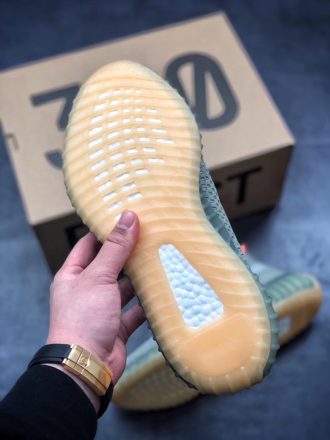 💰 180    140
adidas Yeezy Boost 350 V2沙漠鼠尾草 “沙漠鼠尾草”（Desert Sage）鞋款将于2020年某个时候首次亮相 鞋面为灰色/绿色，对比色则为深红色。最后，独特的白色横条纹饰有3M反光点缀，浅绿色有色半透明脊纹鞋底包裹了Boost缓冲垫，使设计更加完美货号：FX9035尺码：36 36.5 37 38 38.5 39 40 40.5 41 42 42.5 43 44 44.5 45 46