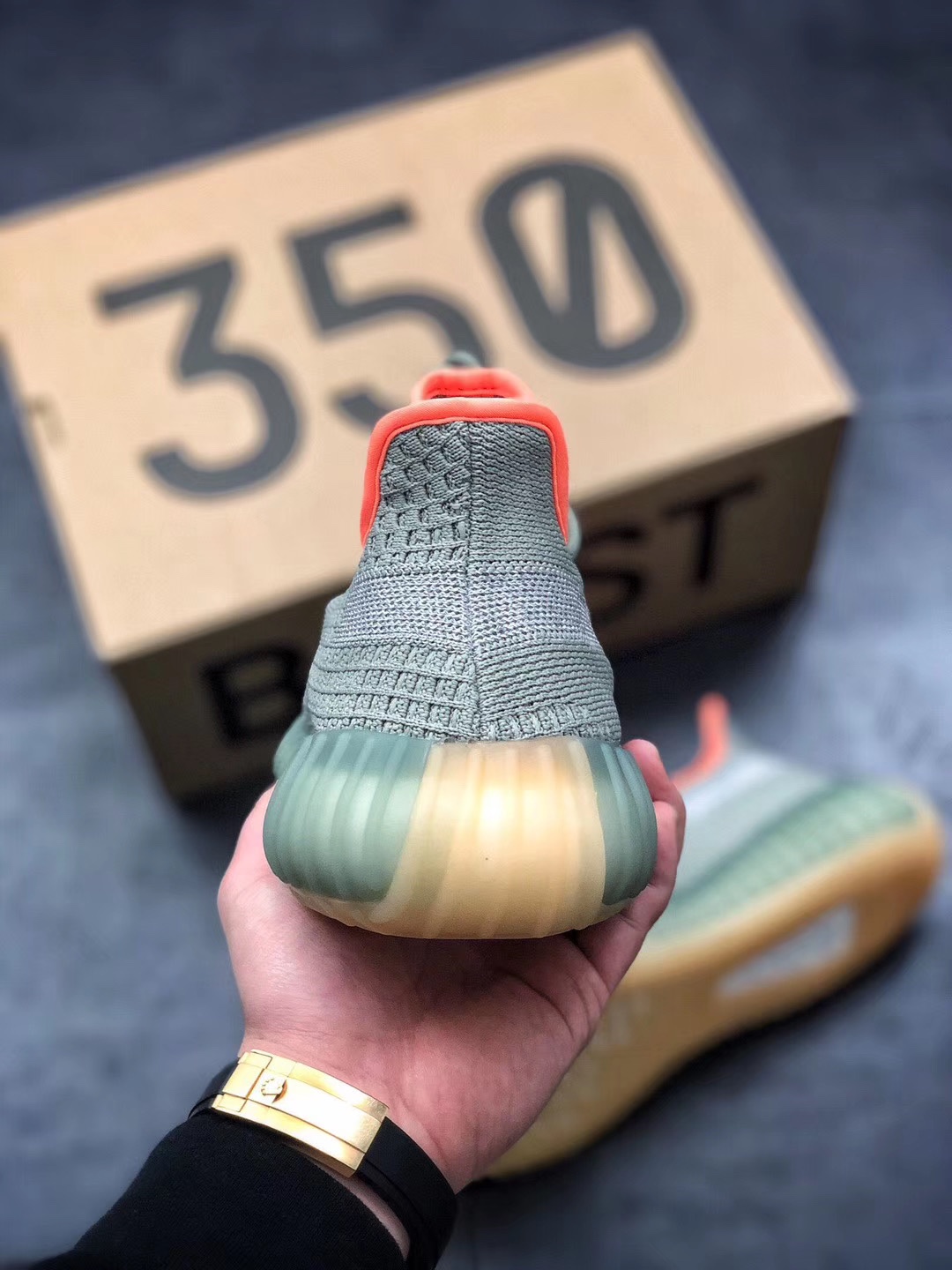 💰 180    140
adidas Yeezy Boost 350 V2沙漠鼠尾草 “沙漠鼠尾草”（Desert Sage）鞋款将于2020年某个时候首次亮相 鞋面为灰色/绿色，对比色则为深红色。最后，独特的白色横条纹饰有3M反光点缀，浅绿色有色半透明脊纹鞋底包裹了Boost缓冲垫，使设计更加完美货号：FX9035尺码：36 36.5 37 38 38.5 39 40 40.5 41 42 42.5 43 44 44.5 45 46