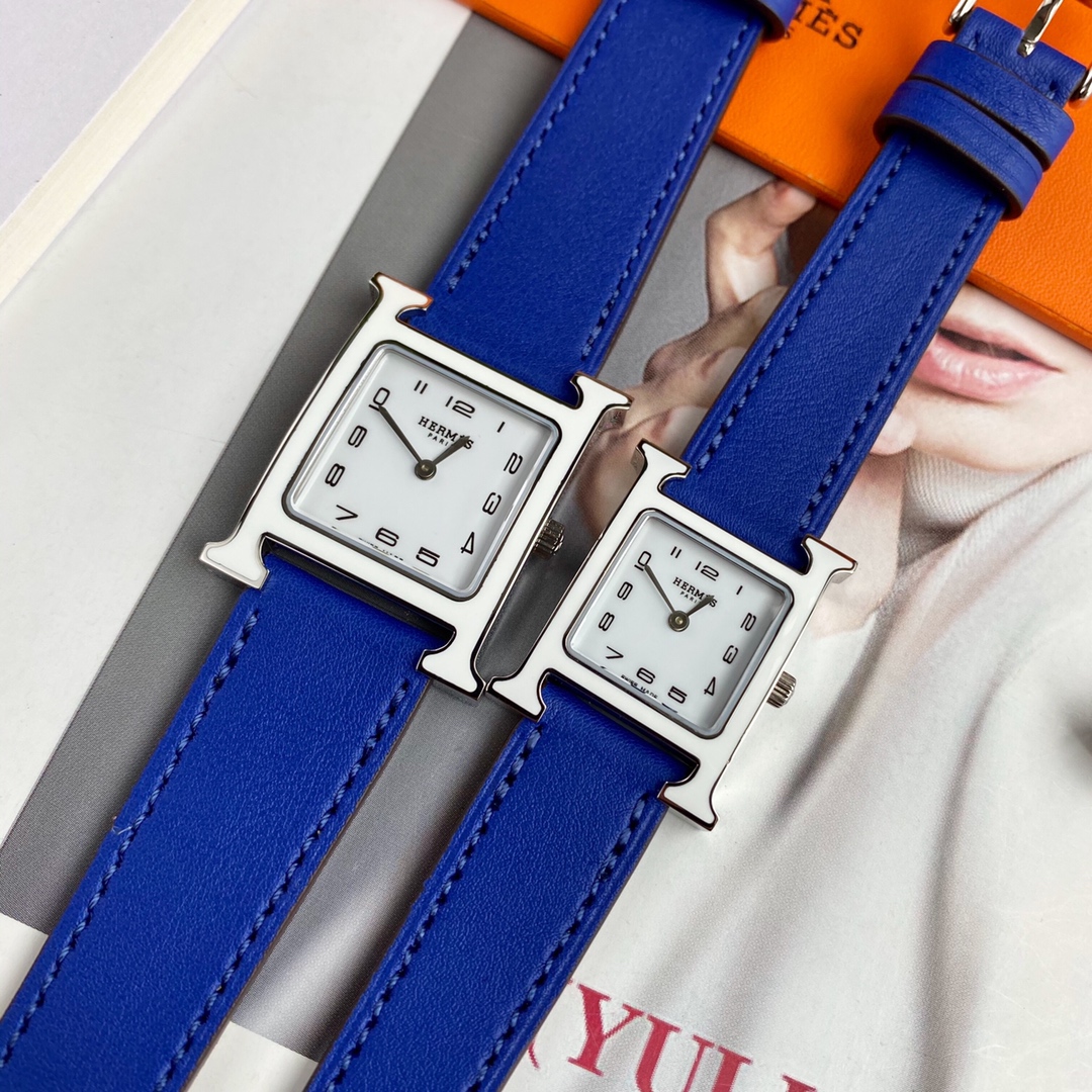 NO:859526,Batch: Comes with a full set of packaging. The new model debuts, HERMES HEURE H series, equipped with Swiss ETA original quartz movement, the case is made of imported 316L stainless steel, the dial size is 26*26mm in large and 21*21mm in small; Barenia calfskin strap, soft, delicate and shiny; white pad-printed Arabic numerals and rhodium-plated hands, anti-glare sapphire crystal. Classic black, the first choice for gifts!  With original box packaging, first hand price.,,hermes,hermes,cowhide19860909批: 配全套包装 新款首发,HERMES爱马仕HEURE H系列,搭载瑞士ETA原装石英机芯,表壳采用进口316L精钢,表盘尺寸大号26*26mm,小号21*21mm；Barenia小牛皮表带,柔软细腻有光泽；白色移印阿拉伯数字时标和镀铑指针,防眩目蓝宝石水晶镜面.经典黑色,送礼首选！配原盒包装,一手价出.,,hermes,hermes,cowhide,Watch