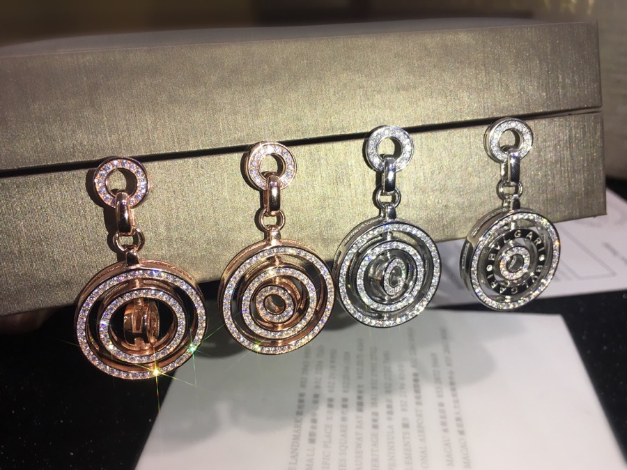 Boucles d'oreilles Bvlgari en métal doré plaqué, pendentif rond