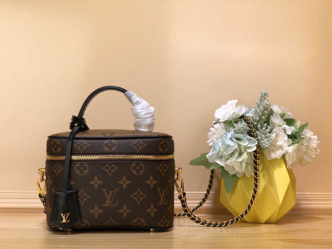 NO:812406,Top original order [VANITY small handbag] M42264 45165 Spring and summer witness Nicolas Ghesquitère's contemporary movement for Louis Vuitton's travel heritage. This urban handbag reinterprets the Nice cosmetic bag in Monogram and Monogram Reverse canvas. Whether it is carried by hand or attached to the leather chain shoulder strap to carry it on the shoulder or crossbody, the soft and lightweight design can be carried with you. Monogram and Monogram Reverse  Coated canvas calfskin trim Microfiber lining Metal top handle Carry by hand or elbow Detachable woven leather chain strap Can be worn on the shoulder or cross-body Double zipper closure Internal patch pocket with padlock Key holder base Dimensions: 19.019860909顶级原单【VANITY 小号手袋】M42264 45165 春夏季见证 Nicolas Ghesquitère 为路易威登旅行传承谱写的当代乐章.本款都市手袋以 Monogram 和 Monogram Reverse 帆布重绎 Nice 化妆包,无论手提或系上皮革链条肩带实现肩背或斜挎,均可令柔软轻盈的设计随身而动.Monogram 和 Monogram Reverse 涂层帆布小牛皮饰边超细纤维内衬金属件顶部手柄,可手提或肘挎可拆卸编织皮革链条肩带,可肩背或斜挎双拉链封口,配有挂锁内贴袋钥匙包底钉 尺寸19.0 x 13.0 x 11.0 cm 5216065,,louis vuitton,versace,cosmetic bags & cases,cowhide,Bag
