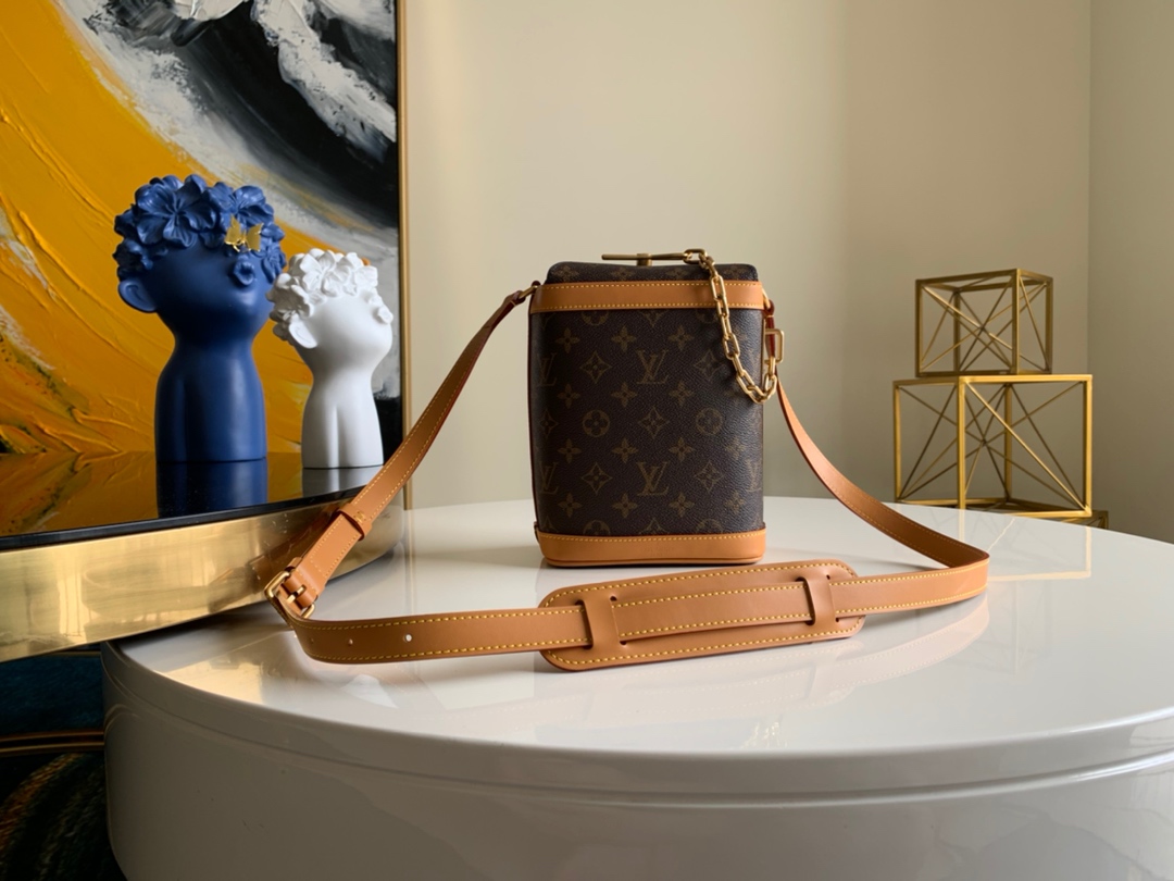 NO:395456,【Exclusive real photo M44877】Cowhide bottom with presbyopia CHALK shoulder bag Chalk shoulder bag draws inspiration from magnesium powder bag for rock climbing, focusing on functional design drawstring sealing to facilitate access to items, storage of outer pockets, wide-sided shoulder straps are conducive to comfortable carrying, full-frame Monogram pattern adds a fashionable beauty. 20.0 x 24.0 x 8.0 cm .650,LV [original leather],louis vuitton, shoulder bags,cowhide19860909【独家实拍M44877】牛皮底配老花 CHALK 单肩包Chalk 单肩包自攀岩运动的镁粉袋汲取灵感,专注功能性设计抽绳封口方便取用物品,外侧口袋收纳随行所需,宽边肩带利于舒适背携,全幅 Monogram 图案增添时尚之美.20.0 x 24.0 x 8.0 cm .650,LV【原厂皮】,louis vuitton,shoulder bags,cowhide,Bag