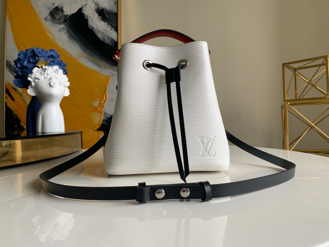 NO:396218,【Exclusive real shot M55556】M53610 white NéoNoé BB handbag follows Louis Vuitton's classic Noé bucket bag design, exquisite size exudes fresh vitality. Epi cowhide is textured, and it combines leather drawstrings and trim to create a contrast between the appearance and touch. The top handle is removable, and the embossed shoulder straps are adjustable to create a portable and crossbody shape. 20.0x 20.0x 13.0 cm.,LV【Original Leather】,louis vuitton,louis vuitton,cowhide19860909【独家实拍M55556】M53610 白色 NéoNoé BB 手袋沿袭路易威登经典的 Noé 水桶包设计,精巧尺寸散发清新活力.Epi 牛皮呈纹理质感,与皮革抽绳和饰边共同营造观感和触感的对比.顶部提手可拆卸,缀饰按扣的肩带可调节,打造手提和斜挎造型.20.0x 20.0x 13.0 cm .,LV【原厂皮】,louis vuitton,louis vuitton,cowhide,Bag