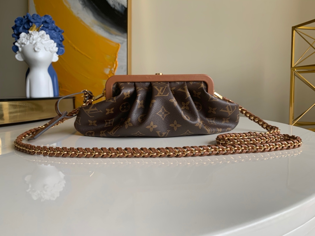 NO:395459,[Exclusive real shot M45229] Planting grass!  The new BOURSICOT EW handbag Boursicot handbag shines in the spring and summer show. The iconic Monogram canvas is made into a pocket-sized configuration, and the old-fashioned yellow chain cloud bag oo[handshake][handshake] The interior space can easily accommodate the needs of the trip. A variety of carrying methods and exquisite snaps make it an ideal choice for day and night occasions. Size: 30x5.5x12cm.,LV [original leather],louis vuitton19860909【独家实拍M45229】种草喇！云朵包热乎乎的新款BOURSICOT EW 手袋Boursicot 手袋于 春夏秀场大放异彩.标志性 Monogram 帆布塑造袖珍构型,老花拼黄花链条云朵包oo[握手][握手]内部空间可轻松容纳随行所需.多种背携方式与精致按扣开合令其成为昼夜场合的理想之选.size:30x5.5x12cm .,LV【原厂皮】,louis vuitton,Bag