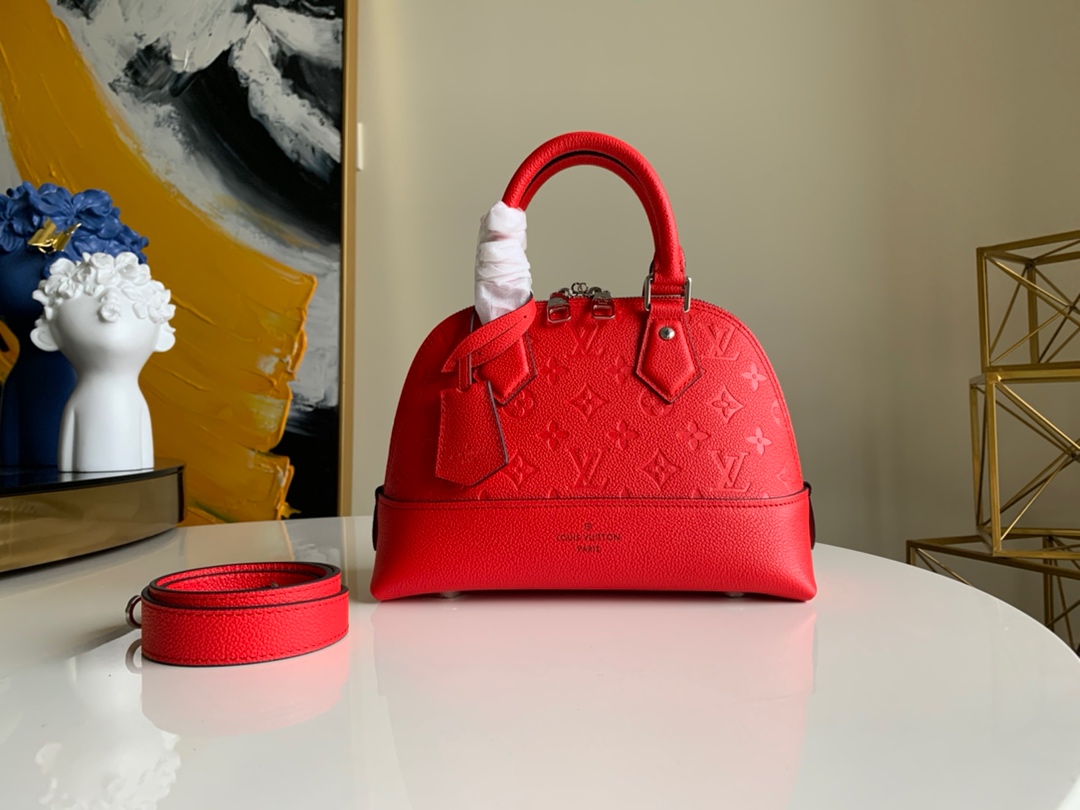 NO:395439,【Exclusive real photo M44829】M44858NEO ALMA bb The beige embossed Empreinte leather has a soft, soft feeling inner layer and bright colors. This casual bag is very light and thin, with a full-length embossed shell bag. The interior is spacious and the carrying method is varied, making it the ideal daily bag. The signature is the iconic padlock and key bell. Size 25.0x18.0x12.0 cm.,LV [original leather],louis vuitton19860909【独家实拍M44829】M44858NEO ALMA bb 米白浮雕Empreinte皮革有一个柔软,柔软的感觉内里层与鲜明的颜色.这款休闲包非常轻薄,全皮压花贝壳包 内部空间宽敞,携带方式多样,是最理想的日常包.签名者是标志性的挂锁和钥匙铃 尺寸 25.0x18.0x12.0 cm .,LV【原厂皮】,louis vuitton,Bag