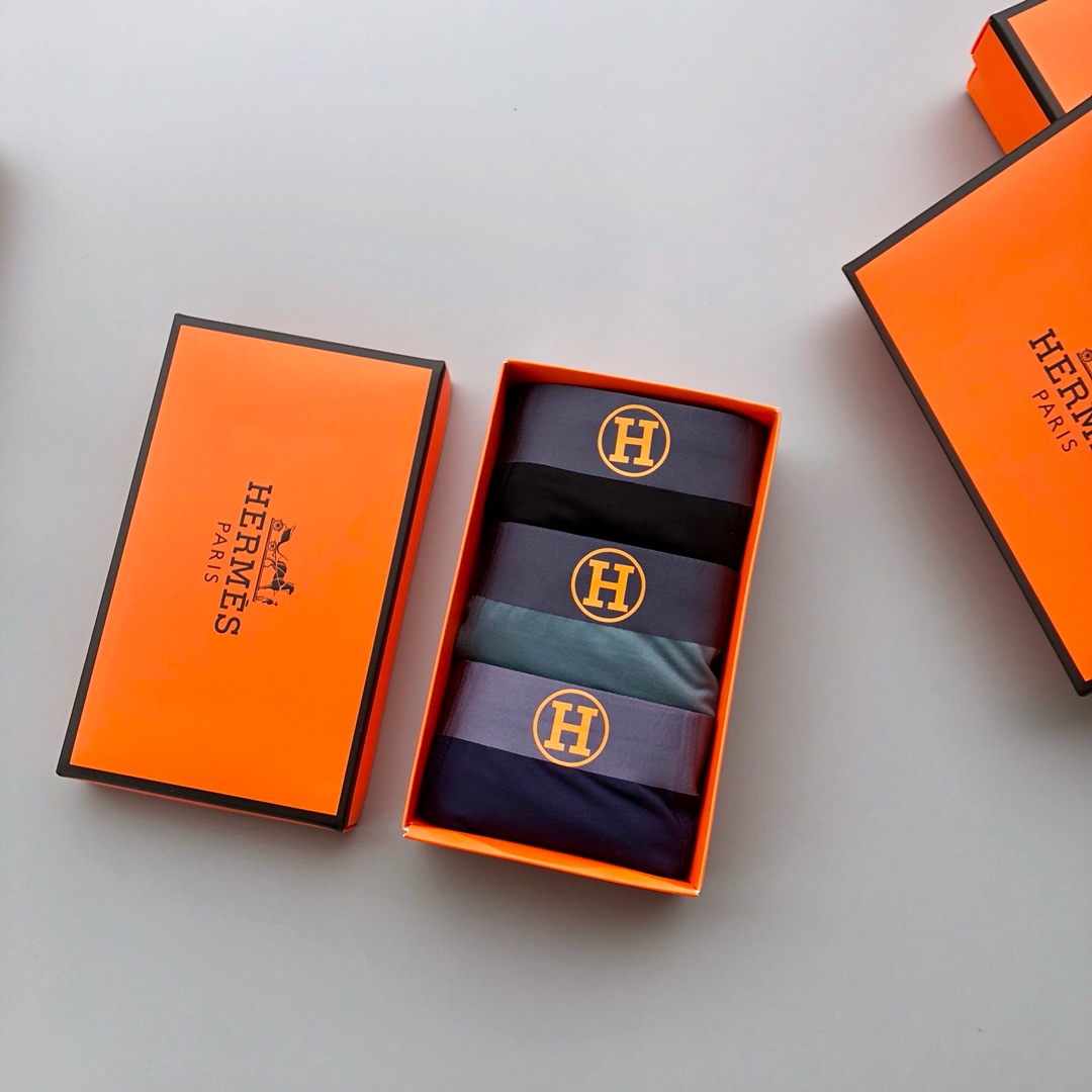 P75 Hermes 爱马仕 经典时尚男士内裤！外贸国外订单，原单品质，无缝切割工艺 科学配 91%莫代尔+9%氨纶，丝滑 透气 舒适！有型！ 一点也不紧绷 按照人体工程学设计 彰显男性性感魅力 超级好穿  一盒3条  L-XXXL 最大穿到38码 （注:贴身衣物 袜子 不退不换）