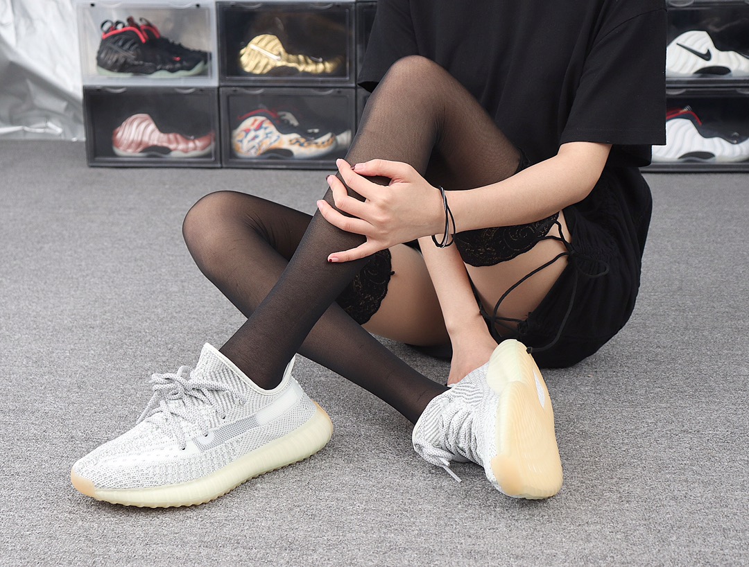 180  Adidas Yeezy Boost 350V2 FX4349“Yeshaya”灰生胶满天星 模特上脚图