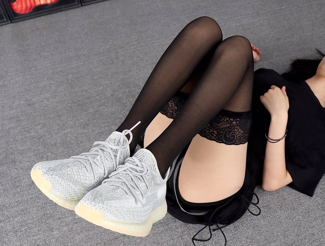 180  Adidas Yeezy Boost 350V2 FX4349“Yeshaya”灰生胶满天星 模特上脚图
