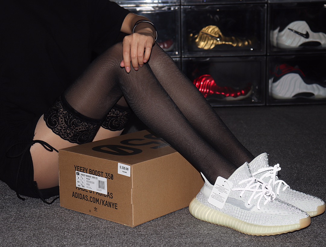 180  Adidas Yeezy Boost 350V2 FX4349“Yeshaya”灰生胶满天星 模特上脚图