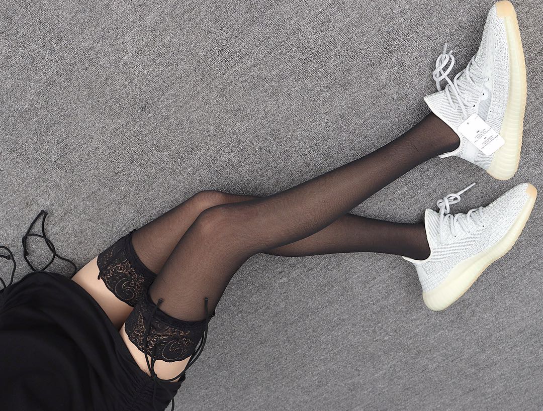 180  Adidas Yeezy Boost 350V2 FX4349“Yeshaya”灰生胶满天星 模特上脚图