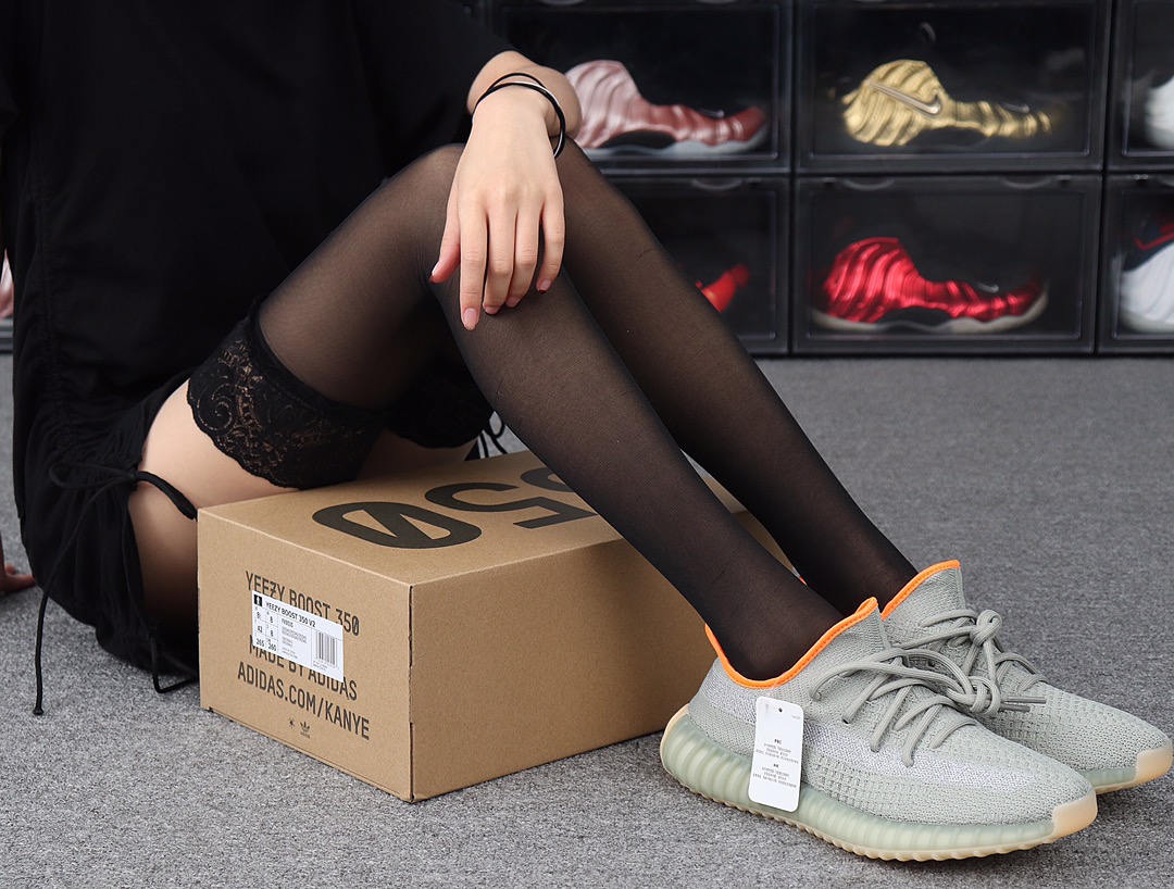 180  Adidas Yeezy Boost 350V2 FX9035“Desert Sage”哈密瓜 3M反光 模特上脚图