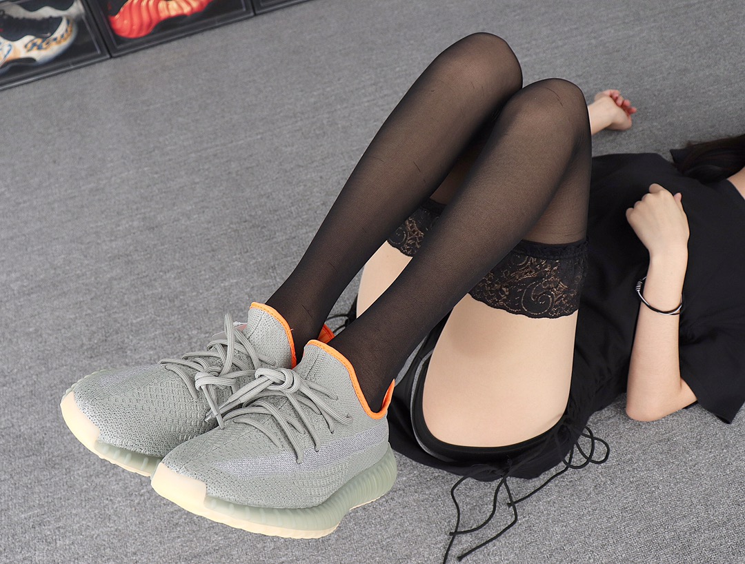 180  Adidas Yeezy Boost 350V2 FX9035“Desert Sage”哈密瓜 3M反光 模特上脚图