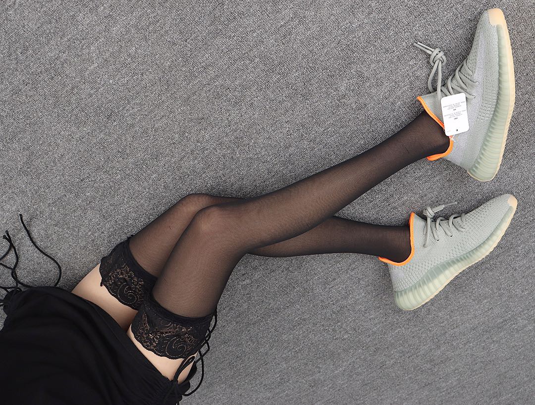180  Adidas Yeezy Boost 350V2 FX9035“Desert Sage”哈密瓜 3M反光 模特上脚图
