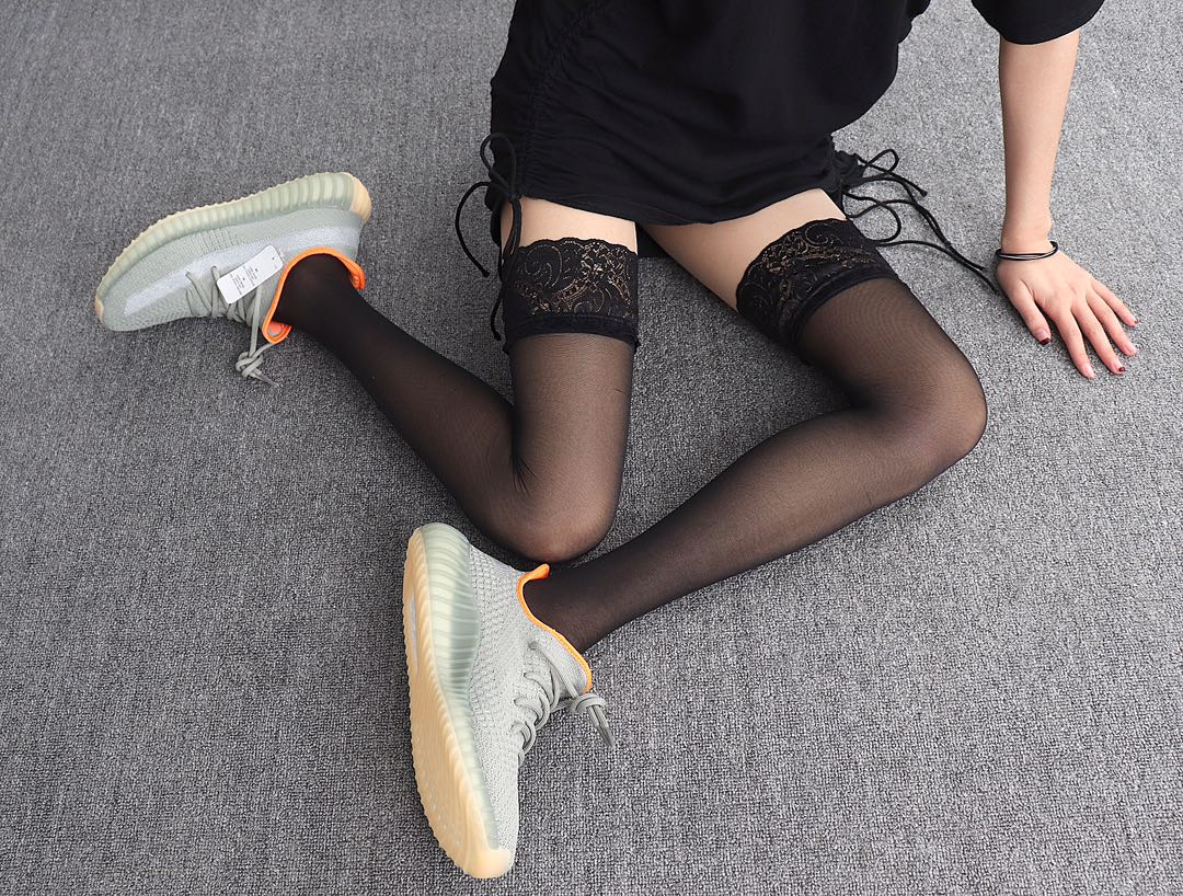 180  Adidas Yeezy Boost 350V2 FX9035“Desert Sage”哈密瓜 3M反光 模特上脚图