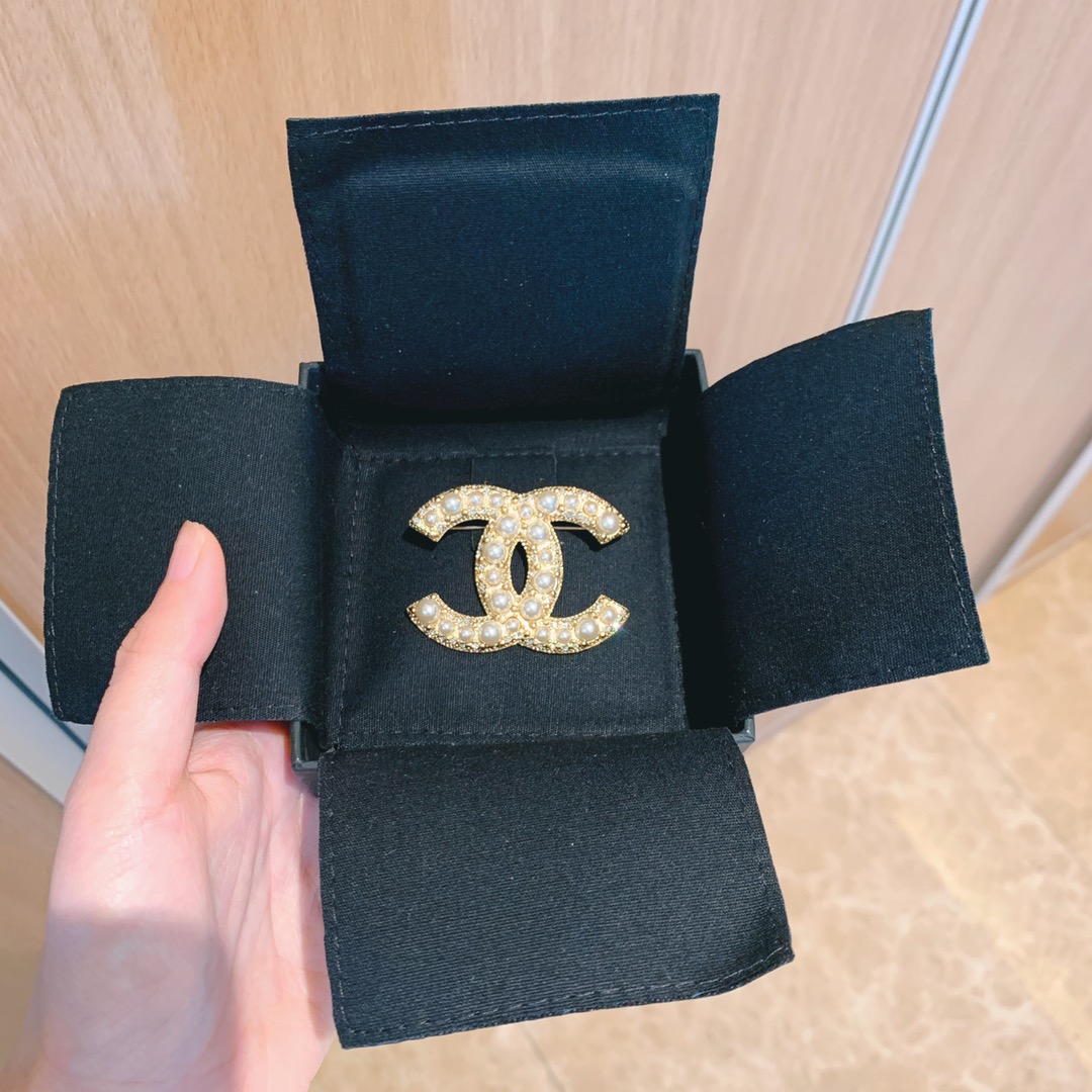 NO:677945,88180, Ch@nel 100th anniversary commemorative brooch, perfectly shipped. For the 100th anniversary, the incense will naturally have a killer weapon!  This one can also be said to be the most successful in design. The fact that the counters have been sold out all the time shows everything!  This one is really beautiful!  Large and small Swarovski pearls, inlaid at random, are very artistic and very gentle. They are dotted with small Swarovski crystals on the edges, and this one also sparkles under the light. The size is 4.7cm, just right, not too big, not too small, and meets all combinations. In short, this design is 'perfect' in two words. z. The pearl models in the counter are very expensive. 100th anniversary, 100-point design, this brooch is really worth buying!  ,,brooch,breastpin,Cardia high-end jewelry1986090988180,Ch@nel一百周年纪念版胸针,完美出货 一百周年,香自然要奉上杀器！这款也可以说设计最成功的一款,专柜一直卖断货就说明了一切！ 这款真的是美！大大小小的施华洛珍珠,错落镶嵌,非常艺术,非常温柔.边边点缀小施华洛水晶,在光下这款也很闪.大小尺寸4.7cm,正正好好,不大不小,满足一切搭配. 总之这款设计,就是两个字“完美” z,专柜的珍珠款都很贵 100周年,100分的设计,这款胸针真的要收！,,brooch，breastpin,卡迪亚高端饰品,Jewelry