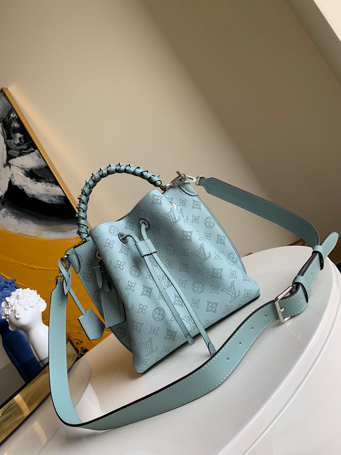 NO:401137,【Exclusive real photo M55906】MURIA handbag M55799 M55800 M55801 M55906 Vert LagonMuria bucket bag is made of carved calfskin, with perforations slowly outlining Monogram pattern, embellished with brand and key bag. Paired with woven handles and long leather shoulder straps. Size 25.0 x 25.0 x 20.0 Q.,LV [original leather],louis vuitton,cowhide19860909【独家实拍M55906】MURIA 手袋 M55799 M55800 M55801 M55906 Vert LagonMuria 水桶包取材镂花小牛皮,其上穿孔缓缓勾勒 Monogram 图案,点缀名牌与钥匙包.搭配编织手柄与长皮革肩带.尺寸25.0 x 25.0 x 20.0 Q.,LV【原厂皮】,louis vuitton,cowhide,Bag
