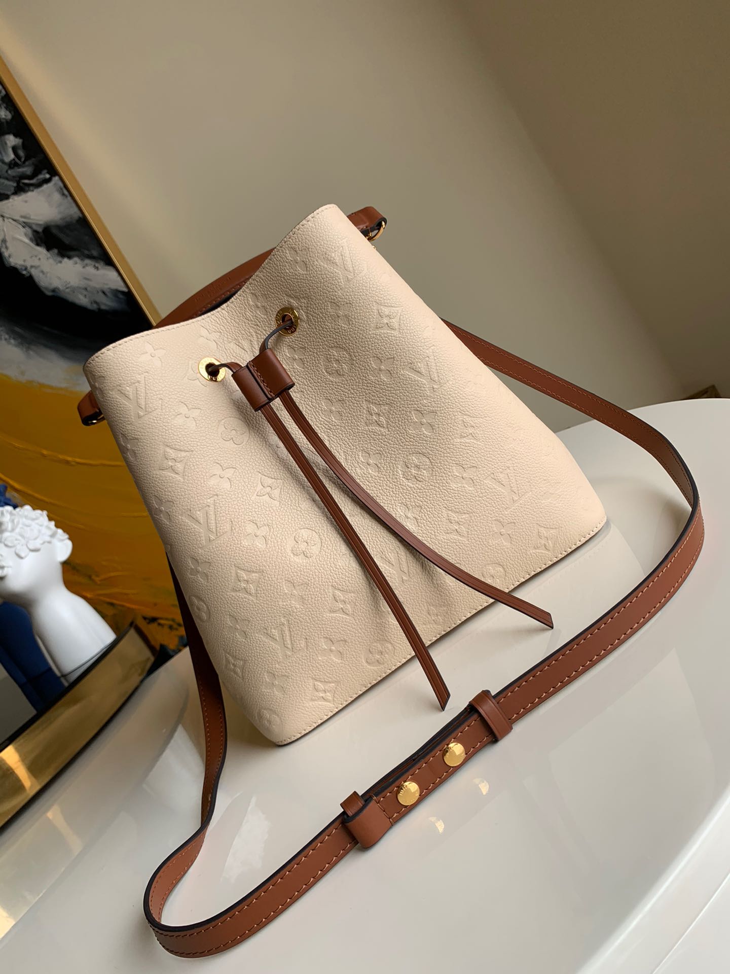 NO:395463,【Exclusive real shot M45256 M45306】Online first NéoNoé medium bucket bag material Monogram Empreinte embossed leather, which makes it more elegant in the embellishment of leather drawstrings and exquisite eyelets. The lightweight configuration fits the body rhythm, cleverly uses removable top handles or removable and adjustable shoulder straps, and the hand, shoulder back and crossbody are all comfortable. Size 26.0 x 26.0 x 17.5 cm.,LV [original leather],louis vuitton19860909【独家实拍M45256 M45306】线上首发NéoNoé 中号水桶包取材 Monogram Empreinte 压纹皮革,在皮革抽绳与精致孔眼的点缀中愈显典雅.轻盈构型贴合身体律动,巧用可拆卸顶部手柄或可拆卸及调节的肩带,手提、肩背、斜挎均是舒适体验.尺寸26.0 x 26.0 x 17.5 cm .,LV【原厂皮】,louis vuitton,Bag