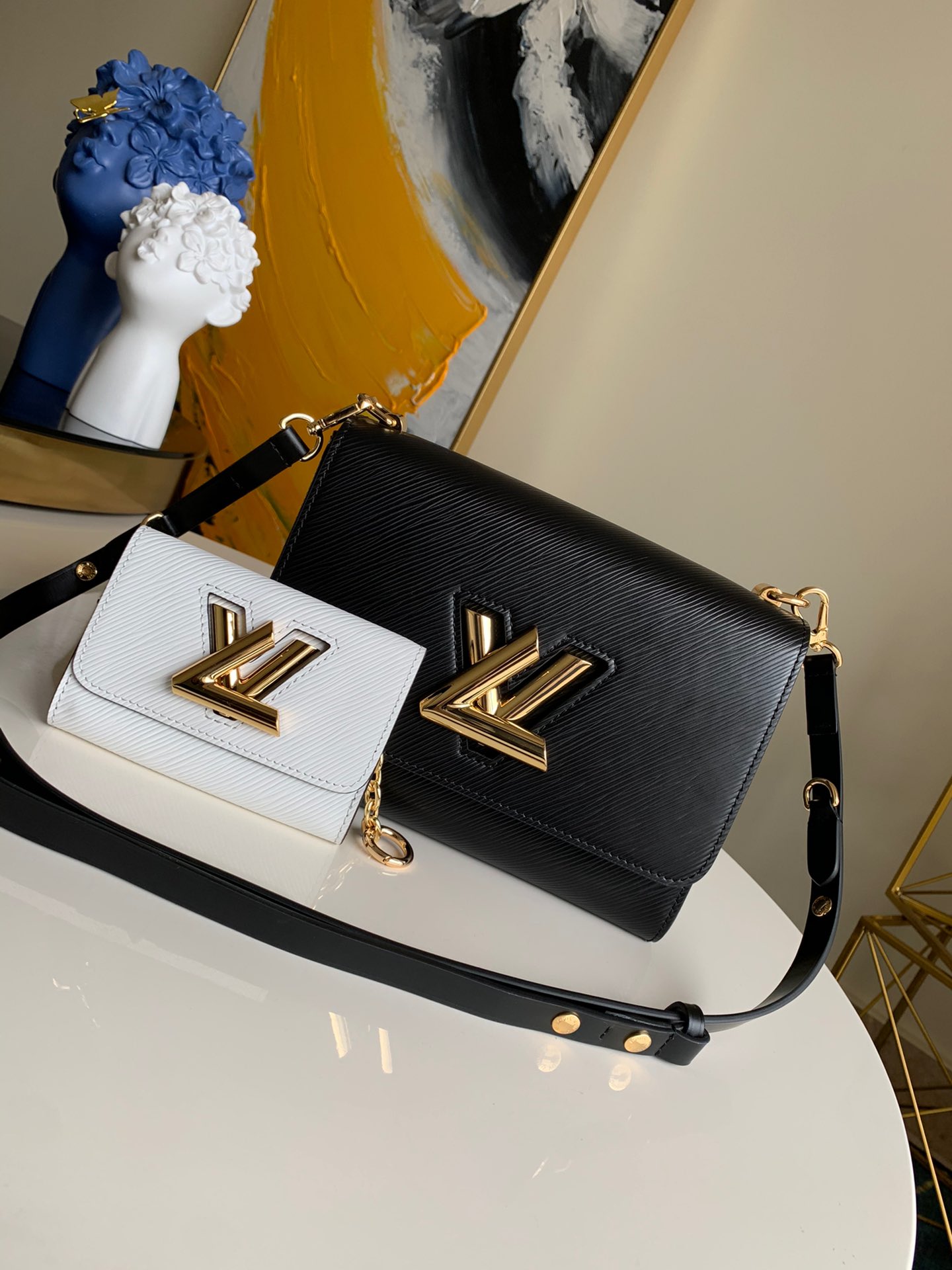 NO:395481,【M50280 50282 Gemini Bag】Water Ripple This chic small handbag has a secret that it is bigger than it actually looks. M50280 double bottom bag two-piece set of platinum water ripples twist women's bag The cleverly designed corrugated bottom provides extra space for placing essentials. The variable chain handle can be cross-back or elegantly shoulder-back. Size 23x18x8cm.,LV【Original Leather】,louis vuitton19860909【M50280 50282 双子包】水波纹 这款别致的小型手袋藏有一个秘密它比实际看起来要大.m50280双下包二件套白金水波纹twist女包 设计巧妙的波纹状包底为放置必需品提供了额外的空间.可变式链条手柄可以斜背或优雅地肩背.尺寸23x18x8cm .,LV【原厂皮】,louis vuitton,Bag