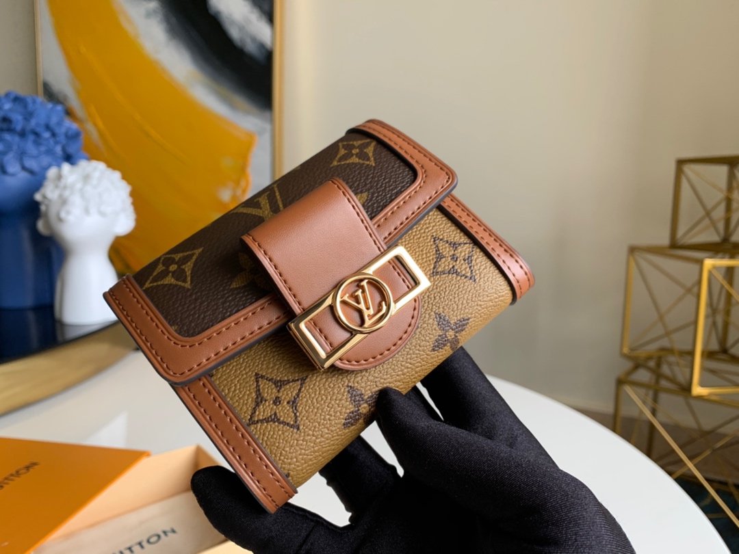 NO:395467,【Exclusive real photo M68725】Dauphine short wallet M68725 quotes the design of the classic Dauphin handbag, using Monogram canvas and Monogram Reverse canvas, size 12.0 x 9.5 x 3.5 cm.,LV【Original leather】,louis vuitton,versace19860909【独家实拍M68725】Dauphine 短款钱夹M68725援引经典 Dauphine 手袋的设计,取材 Monogram 帆布与 Monogram Reverse 帆布,尺寸12.0 x 9.5 x 3.5 cm .,LV【原厂皮】,louis vuitton,versace,Bag