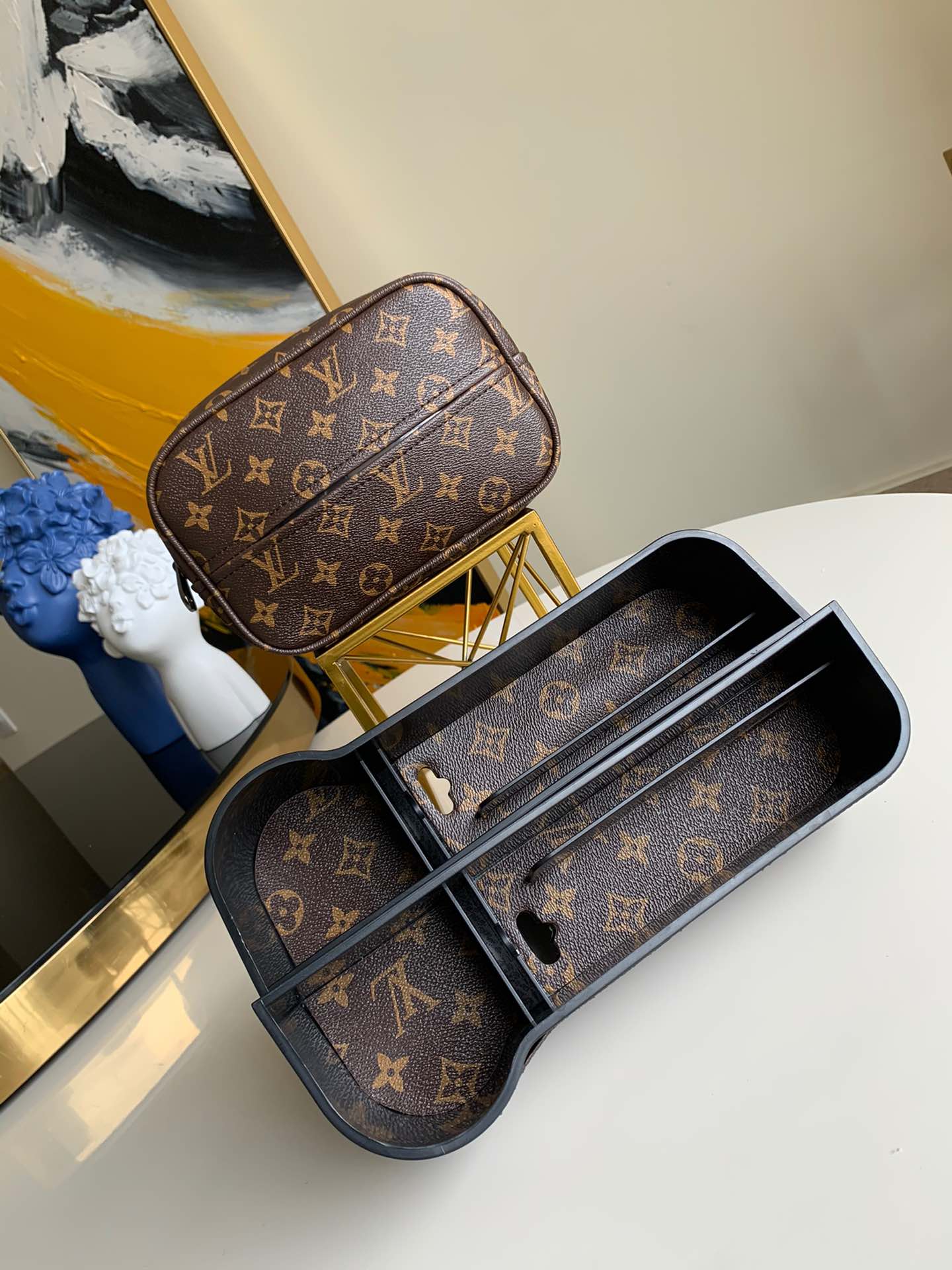 NO:395477,Multifunctional car storage box high-quality car supplies. With it, your car will become neat in one second. This model does not come with a dust bag., LV [original leather], louis vuitton19860909多功能汽车收纳盒高逼格汽车用品 有了它让你的汽车一秒变整洁 此款没有配防尘袋哦 .,LV【原厂皮】,louis vuitton,Bag
