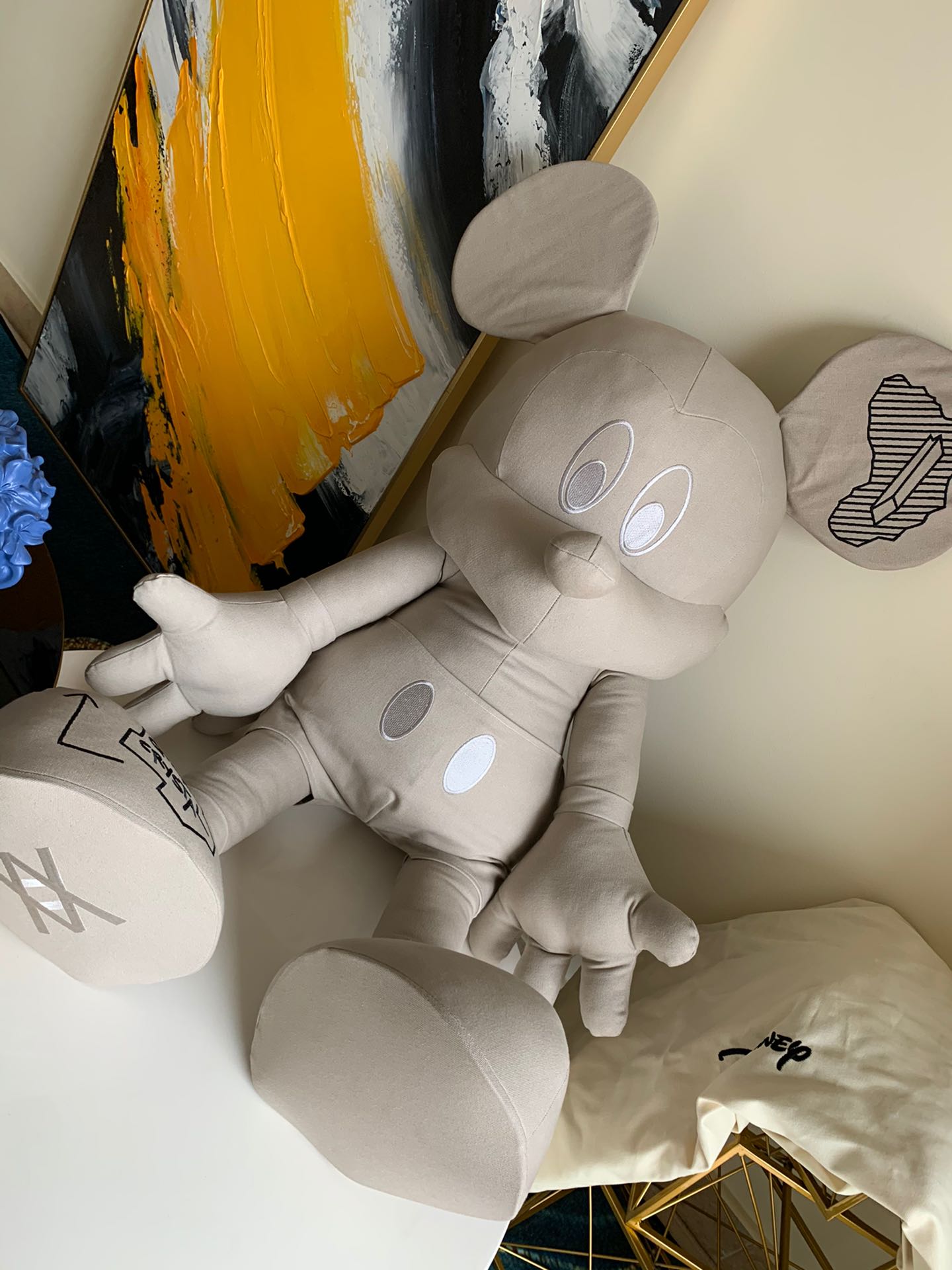 NO:395470,Real shot of rice details. Top-grade fabrics are genuine. Dust-proof cloth bags are also the original matching fabric. The embroidery process is perfect. The built-in skeleton can be concave and convex. It is definitely better than the ordinary version without skeletons on the market. For shipment, find a factory without experience to make the goods. The version is wrong. The fabric is wrong. Real shot without filters. The details are completely visible.,LV [original leather],louis vuitton19860909大米细节实拍 顶级面料对版正品 防尘布袋也是原版匹配面料 刺绣工艺完美 内置骨架可以凹凸造型 拒绝对比市面无骨架普通版本 为了出货 随便找个无经验工厂做货 版本不对 面料不对 无滤镜的实拍 细节完全看得见 .,LV【原厂皮】,louis vuitton,Bag