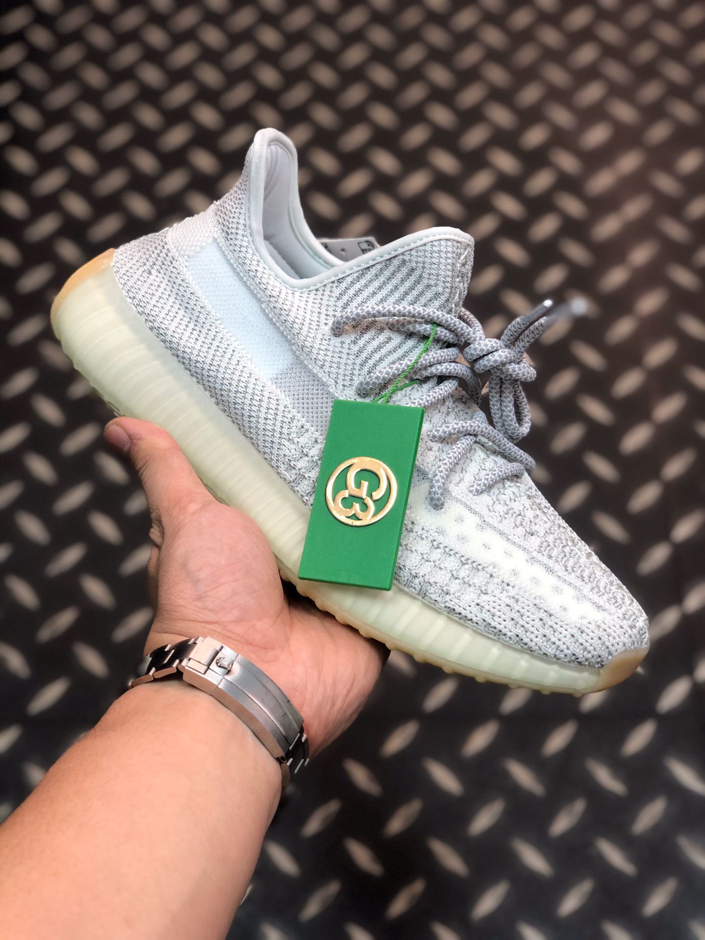 NO:620599,High version [G3 version pure original terminal supply] ADIDAS YEEZY BOOST V2 'Yeshaya' shoe body design resembles Static color scheme [grey starry sky] white and gray Primeknit  The upper creates a refreshing and neat visual experience. The crystal clear shape is very pleasing. The rubber-colored outsole also perfectly solves the worries of oxidation. In the dark, the white and gray shoe body is irregularly reflected with stars, giving it a very street trend atmosphere. Couple model 36 36.5 37 38 38.5 39 40 40.5 41 42 42.5 43 44 44.5  45 46 47 48,,adidas19860909高版本【G3版纯原终端供应】 ADIDAS YEEZY BOOST V2 “Yeshaya ”鞋身设计酷似 Static 配色方案【灰满天星】白灰相间的 Primeknit 鞋面,营造清爽、利落的视觉感受,晶莹剔透的造型十分讨喜,生胶色外底也完美解决了氧化的后顾之忧.在黑暗中白灰鞋身,不规则满天星反光,极具街头潮流气息.情侣款 36 36.5 37 38 38.5 39 40 40.5 41 42 42.5 43 44 44.5 45 46 47 48,,adidas,Men's shoes